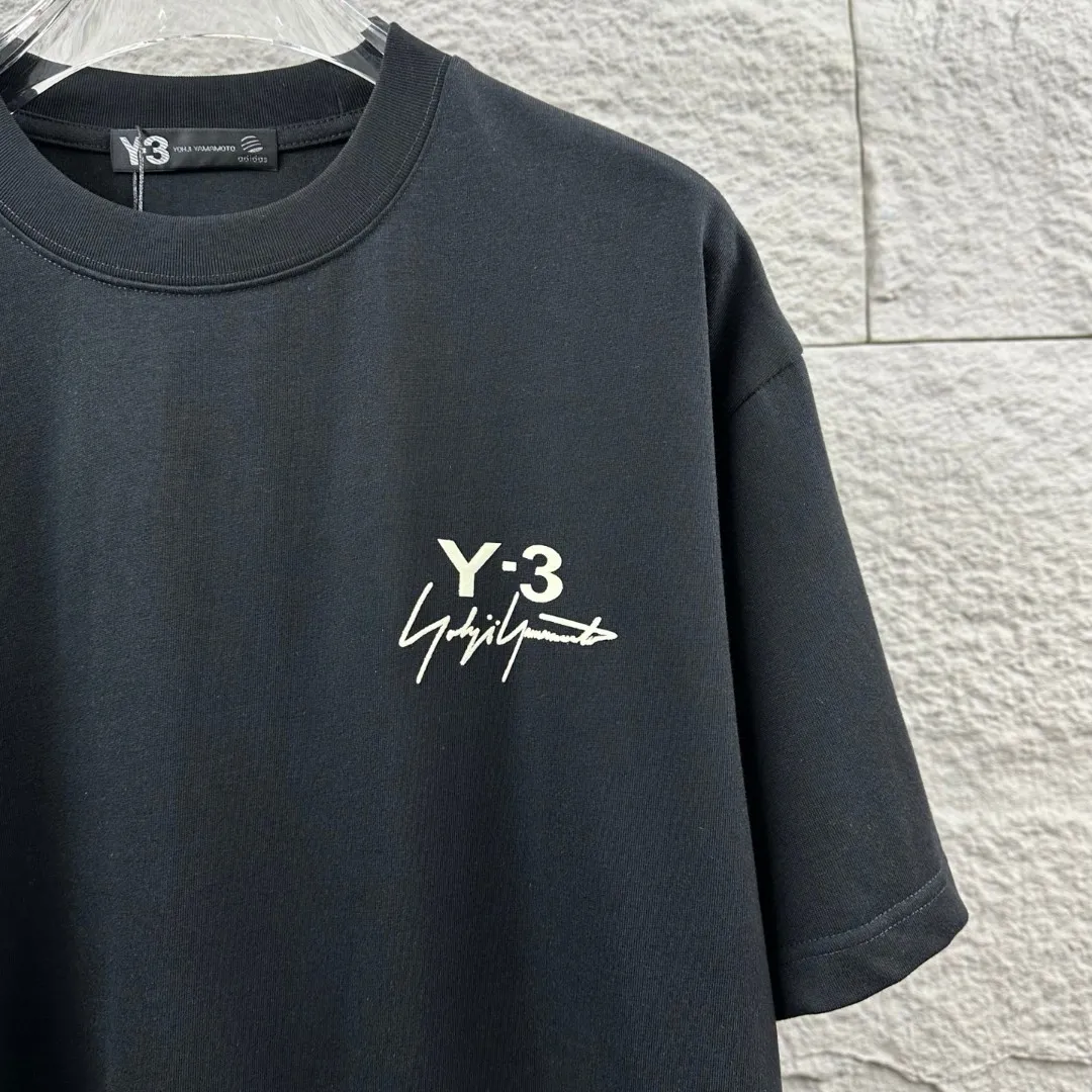 Y 3*Yamamoto*Yoji 2026 Spring and Summer New Arrival Simple signature letters three-dimensional flocking technology Y-3 Customized double yarn plain cotton fabric Short-sleeved T-shirt Men and women Same Style Color: Black White Angora Red Size: S (90-130 pounds) M (120-150 pounds) L (140-165 pounds) XL (160-180 pounds) XXL (180 pounds)