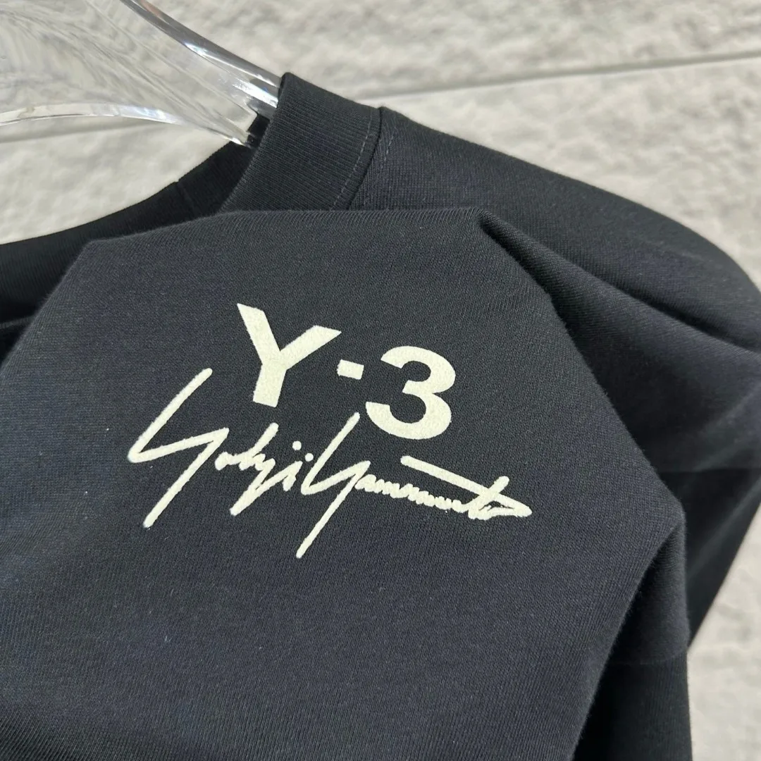 Y 3*Yamamoto*Yoji 2026 Spring and Summer New Arrival Simple signature letters three-dimensional flocking technology Y-3 Customized double yarn plain cotton fabric Short-sleeved T-shirt Men and women Same Style Color: Black White Angora Red Size: S (90-130 pounds) M (120-150 pounds) L (140-165 pounds) XL (160-180 pounds) XXL (180 pounds)