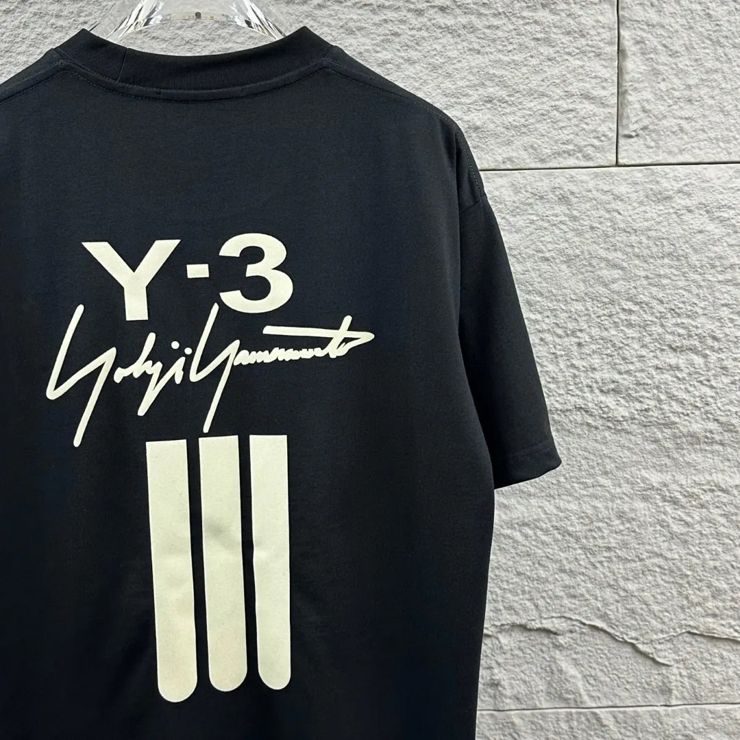 Y 3*Yamamoto*Yoji 2026 Spring and Summer New Arrival Simple signature letters three-dimensional flocking technology Y-3 Customized double yarn plain cotton fabric Short-sleeved T-shirt Men and women Same Style Color: Black White Angora Red Size: S (90-130 pounds) M (120-150 pounds) L (140-165 pounds) XL (160-180 pounds) XXL (180 pounds)