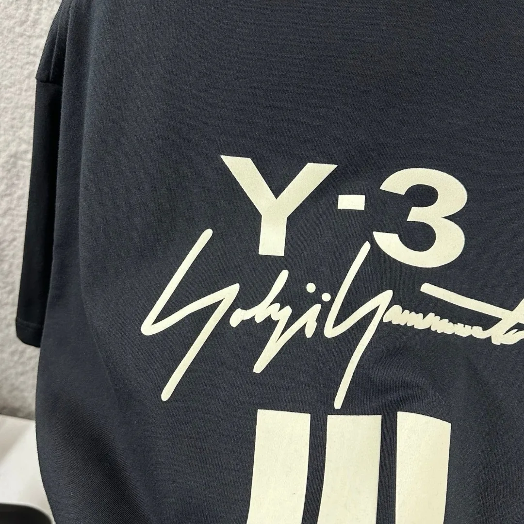 Y 3*Yamamoto*Yoji 2026 Spring and Summer New Arrival Simple signature letters three-dimensional flocking technology Y-3 Customized double yarn plain cotton fabric Short-sleeved T-shirt Men and women Same Style Color: Black White Angora Red Size: S (90-130 pounds) M (120-150 pounds) L (140-165 pounds) XL (160-180 pounds) XXL (180 pounds)
