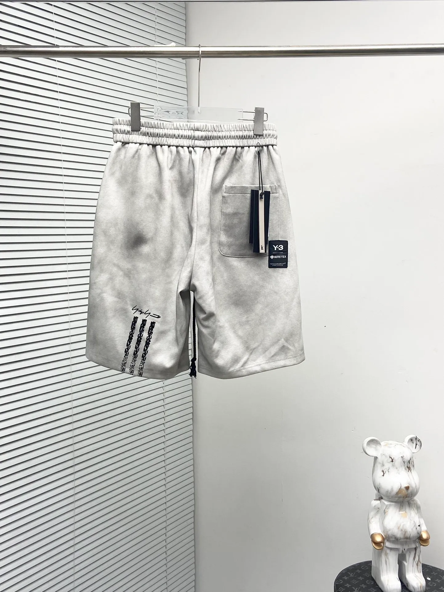 Y 3 Complete three standards 2026 summer New Arrival men's casual shorts, advanced custom-made Breathable fabric Breathable fabric with high elasticity and comfort, impeccable details, top-grade accessories, original logo design concept, delicate and soft feel! The upper body fit is awesome! Size: M-XXXL Please state your height and weight when ordering