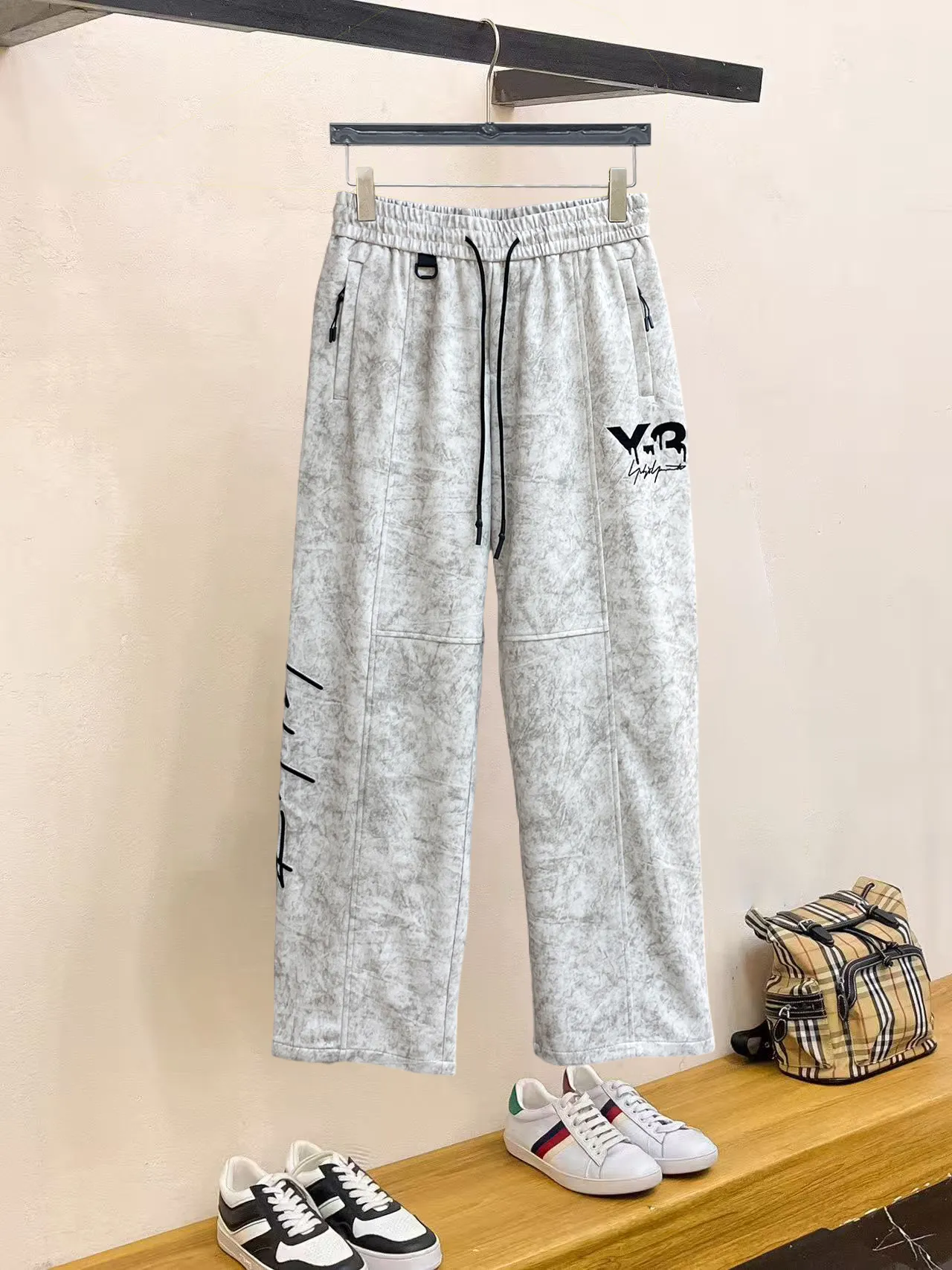 Y 3 [Higher version] The latest products for autumn and winter 2026, available at the counter simultaneously, original goods, fashionable casual trousers and casual pants, using imported original fabrics, top-grade embroidery 🪡 craft letter pattern logo, original hardware accessories decoration, simple yet fashionable, fashionable and handsome upper body, Sizes: M-3XL