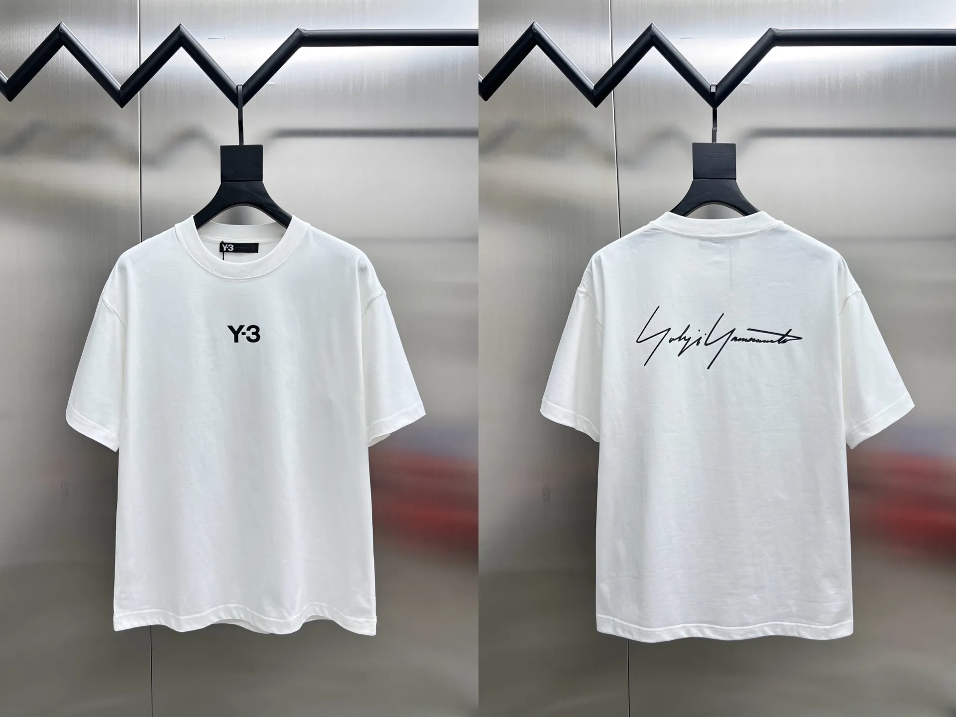 Yohji Yamamoto Y 3🌟New Arrival letter printing double-layer heavy-duty short-sleeved T-shirt. Whether it is a T-shirt or a sweatshirt, the letter pattern is a hot sale item every year. The large-area front printing is directly sprayed by Dakangli digital printing machine. The cost is extremely high. After many debuggings, the color difference restoration of the pattern is close to 99% with the original version. It is different from the garbage offset printing version in the market. It is super time-consuming. The fabric is exclusively customized and dyed. Gram cotton double-strand 🐎🐎Size: S-XXL Black White 2 colors Size chart Chest Shoulder Width Clothes Length Sleeve Length S 110 54 69 21 M 114 56 71 22 L 118 58 73 22 XL 122 60 75 23 2XL 126 62 77 23