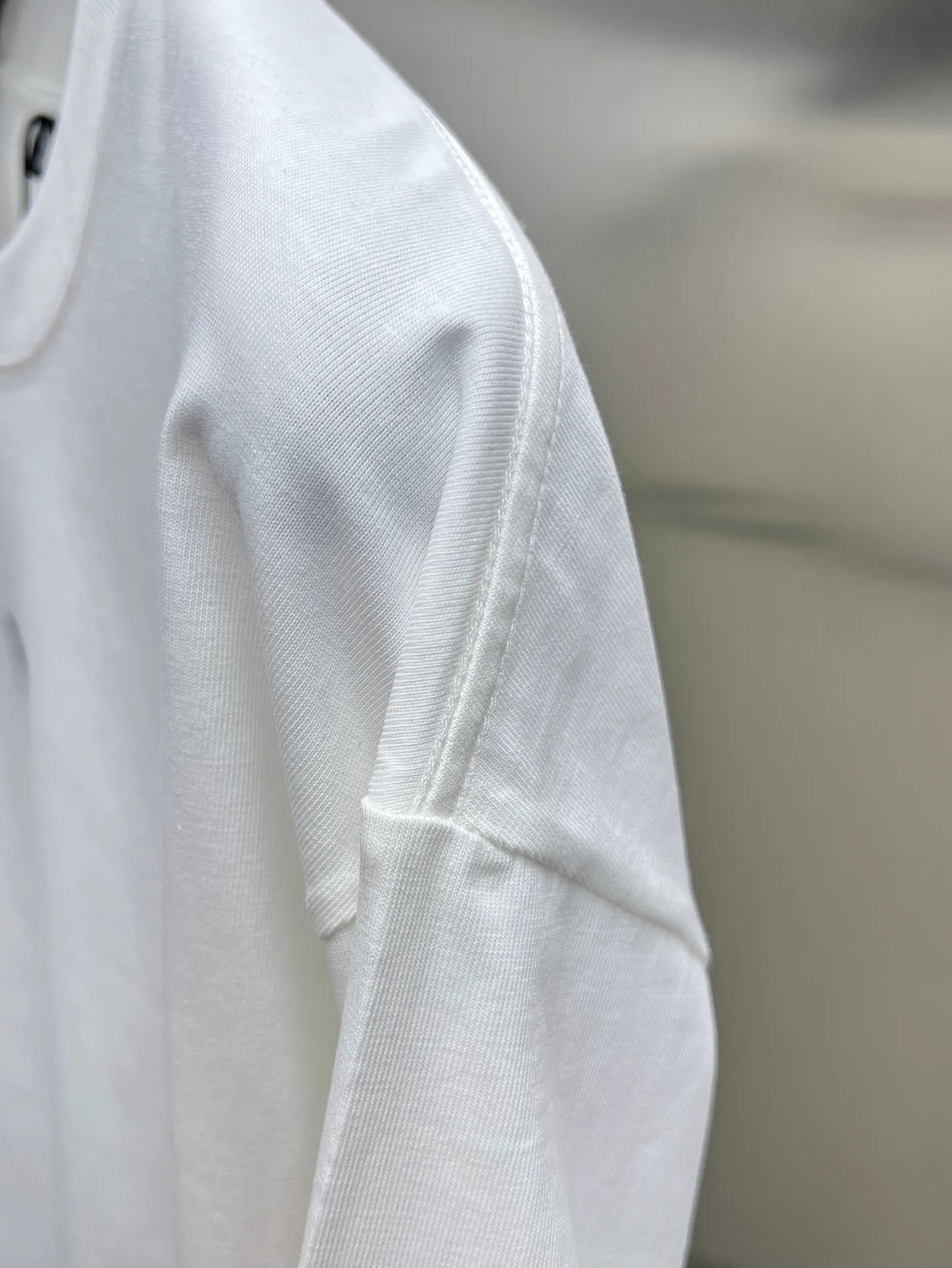 Yohji Yamamoto Y 3🌟New Arrival letter printing double-layer heavy-duty short-sleeved T-shirt. Whether it is a T-shirt or a sweatshirt, the letter pattern is a hot sale item every year. The large-area front printing is directly sprayed by Dakangli digital printing machine. The cost is extremely high. After many debuggings, the color difference restoration of the pattern is close to 99% with the original version. It is different from the garbage offset printing version in the market. It is super time-consuming. The fabric is exclusively customized and dyed. Gram cotton double-strand 🐎🐎Size: S-XXL Black White 2 colors Size chart Chest Shoulder Width Clothes Length Sleeve Length S 110 54 69 21 M 114 56 71 22 L 118 58 73 22 XL 122 60 75 23 2XL 126 62 77 23