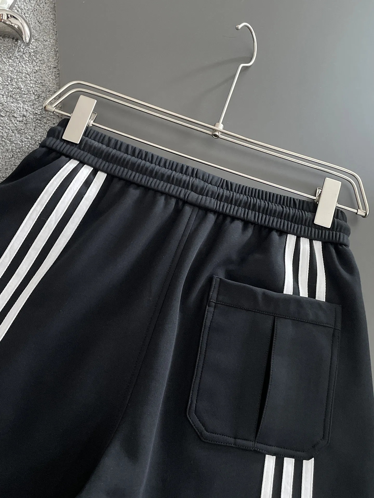 Y 3 Complete three standards 2026 summer New Arrival men's casual shorts, advanced custom-made Breathable fabric Breathable fabric with high elasticity and comfort, impeccable details, top-grade accessories, original logo design concept, delicate and soft feel! The upper body fit is awesome! Size: M-XXXL Please state your height and weight when ordering