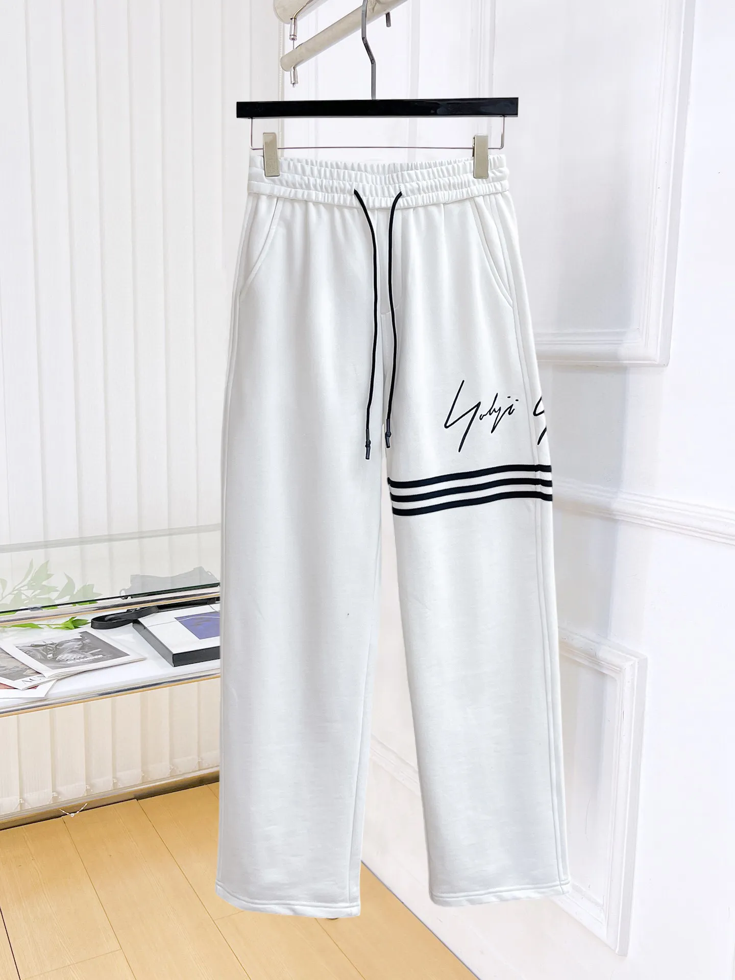 Y 3 [Higher version] The latest products for autumn and winter 2026, available at the counter simultaneously, original goods, fashionable casual trousers and casual pants, using imported original fabrics, top-grade embroidery 🪡 craft letter pattern logo, original hardware accessories decoration, simple yet fashionable, fashionable and handsome upper body, Sizes: M-3XL