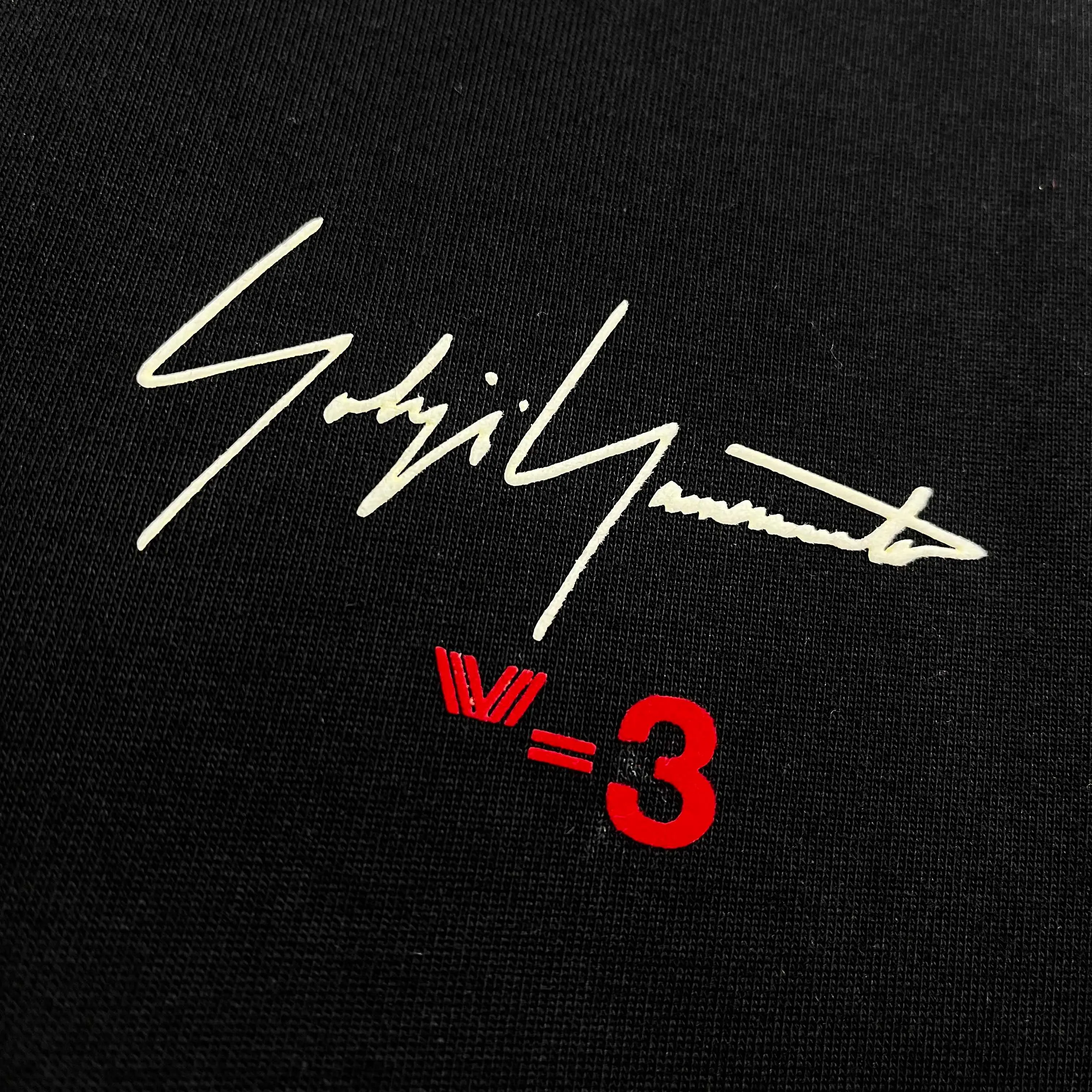 Y 3* * *yoji 2026 Spring and Summer New Arrival Simple signature letters Y-3 flocking technology Double yarn custom plain cotton fabric Short-sleeved T-shirt Men and women Same Style Color: Black White Size: S (90-130 pounds) M (120-150 pounds) L (140-165 pounds) XL (160-180 pounds) XXL (180 pounds)