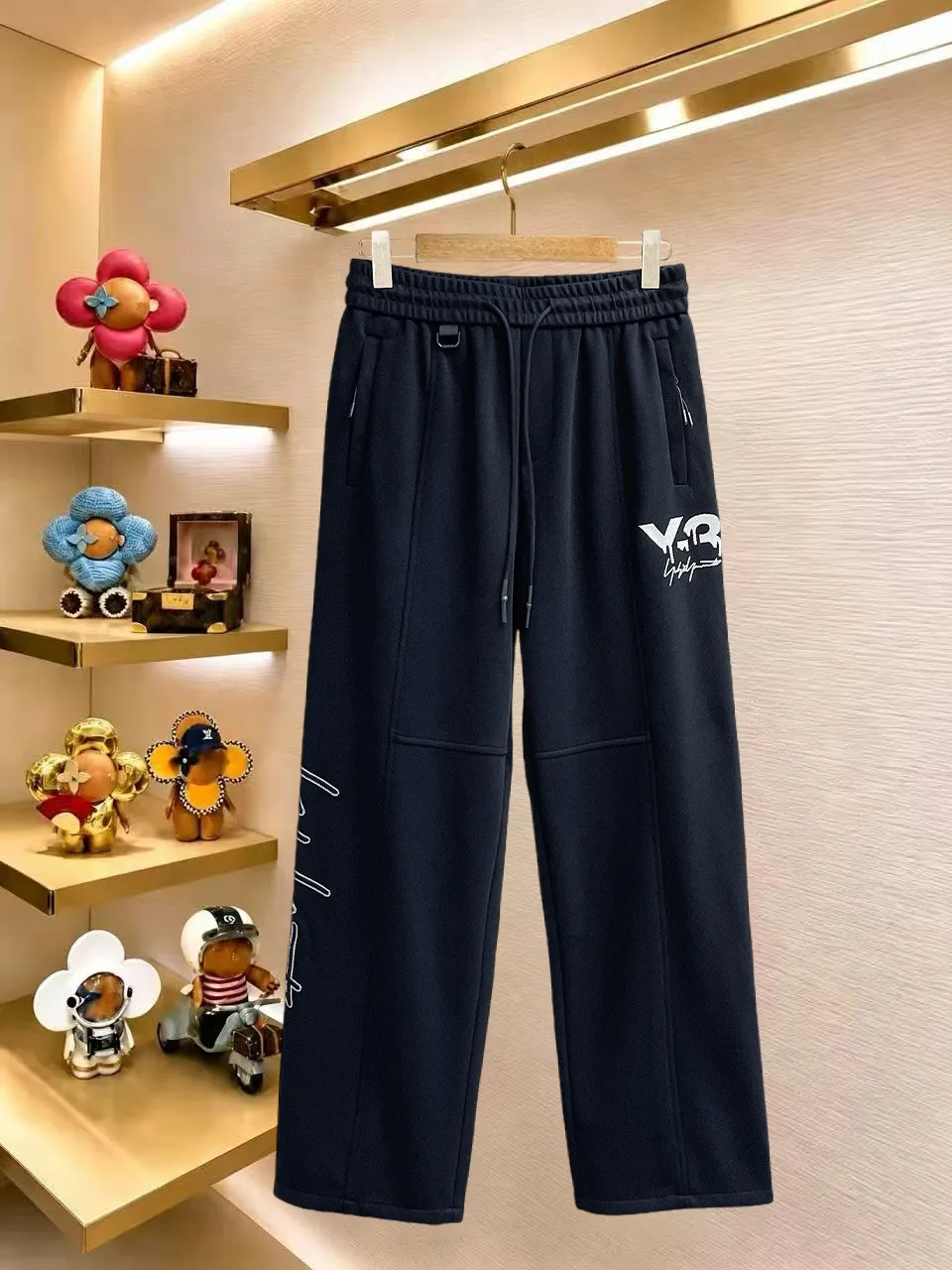 Y 3 [Higher version] The latest products for autumn and winter 2026, available at the counter simultaneously, original goods, fashionable casual trousers and casual pants, using imported original fabrics, top-grade embroidery 🪡 craft letter pattern logo, original hardware accessories decoration, simple yet fashionable, fashionable and handsome upper body, Sizes: M-3XL