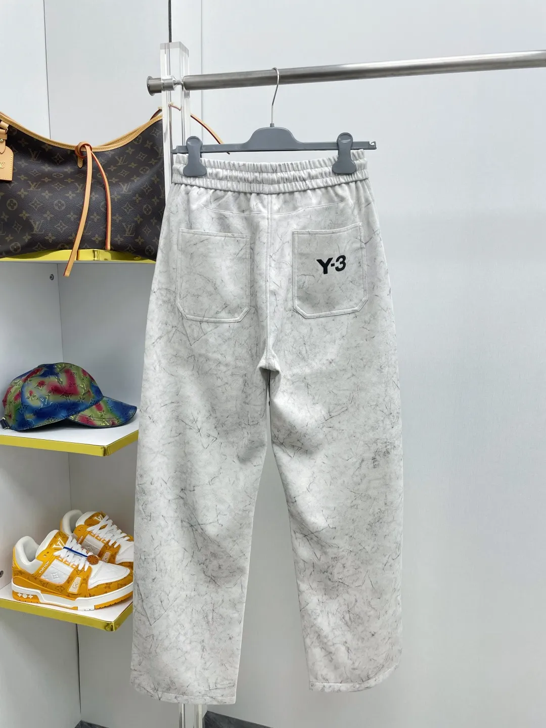 Y 3 Yohji Yamamoto 2026 Autumn and Winter New Arrival brand LOGO casual pants and trousers DD are on sale simultaneously on the official website. Brand Classic LOGO casual pants, customized fabrics, excellent comfort and strong touch. Highly recognisable, perfect appearance and craftsmanship. Size:M-3XL