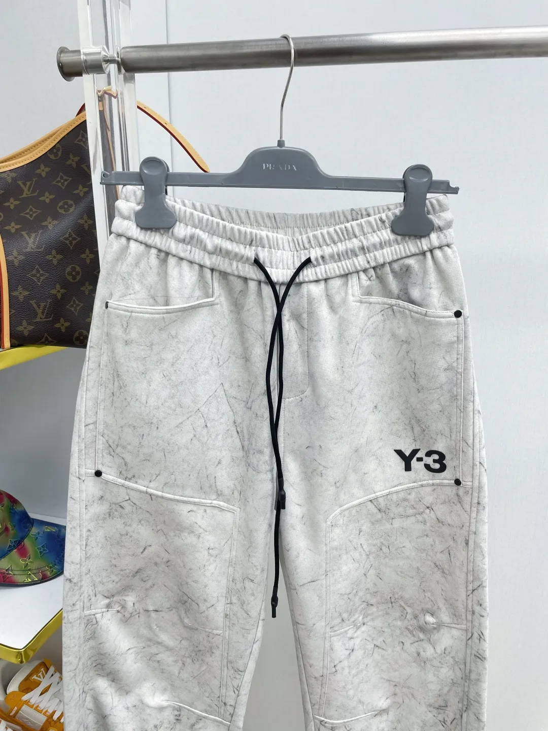 Y 3 Yohji Yamamoto 2026 Autumn and Winter New Arrival brand LOGO casual pants and trousers DD are on sale simultaneously on the official website. Brand Classic LOGO casual pants, customized fabrics, excellent comfort and strong touch. Highly recognisable, perfect appearance and craftsmanship. Size:M-3XL