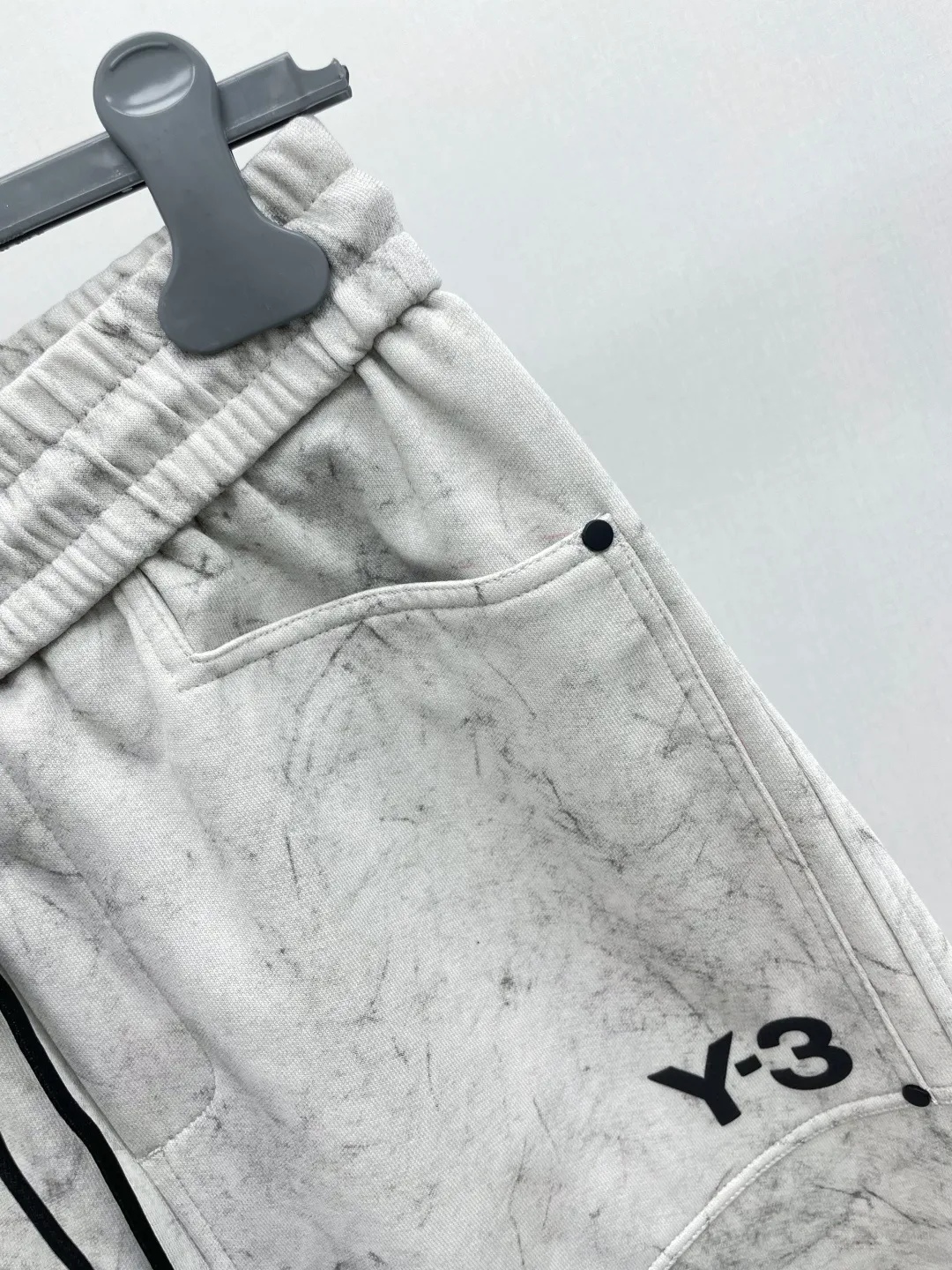 Y 3 Yohji Yamamoto 2026 Autumn and Winter New Arrival brand LOGO casual pants and trousers DD are on sale simultaneously on the official website. Brand Classic LOGO casual pants, customized fabrics, excellent comfort and strong touch. Highly recognisable, perfect appearance and craftsmanship. Size:M-3XL
