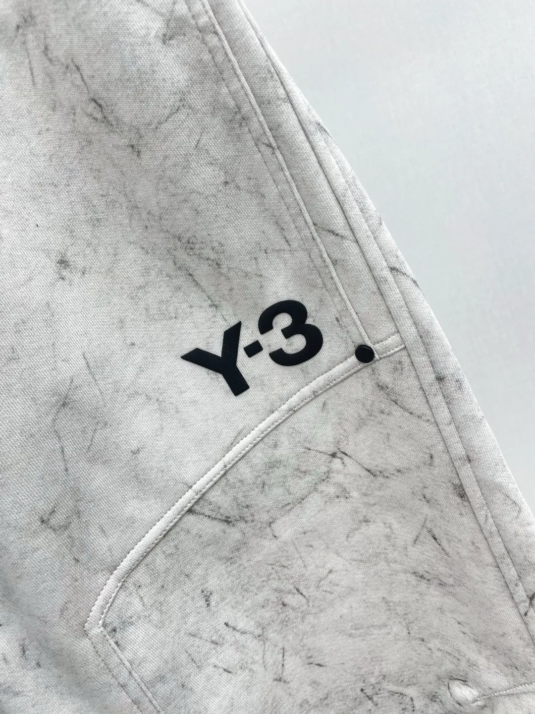 Y 3 Yohji Yamamoto 2026 Autumn and Winter New Arrival brand LOGO casual pants and trousers DD are on sale simultaneously on the official website. Brand Classic LOGO casual pants, customized fabrics, excellent comfort and strong touch. Highly recognisable, perfect appearance and craftsmanship. Size:M-3XL