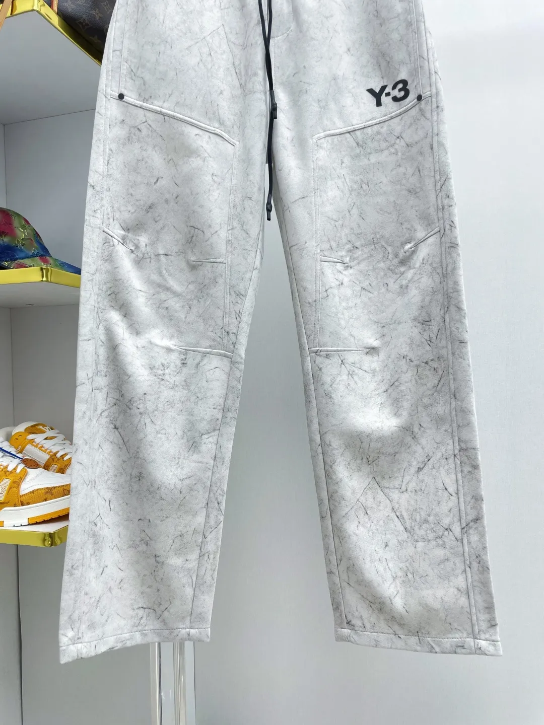 Y 3 Yohji Yamamoto 2026 Autumn and Winter New Arrival brand LOGO casual pants and trousers DD are on sale simultaneously on the official website. Brand Classic LOGO casual pants, customized fabrics, excellent comfort and strong touch. Highly recognisable, perfect appearance and craftsmanship. Size:M-3XL