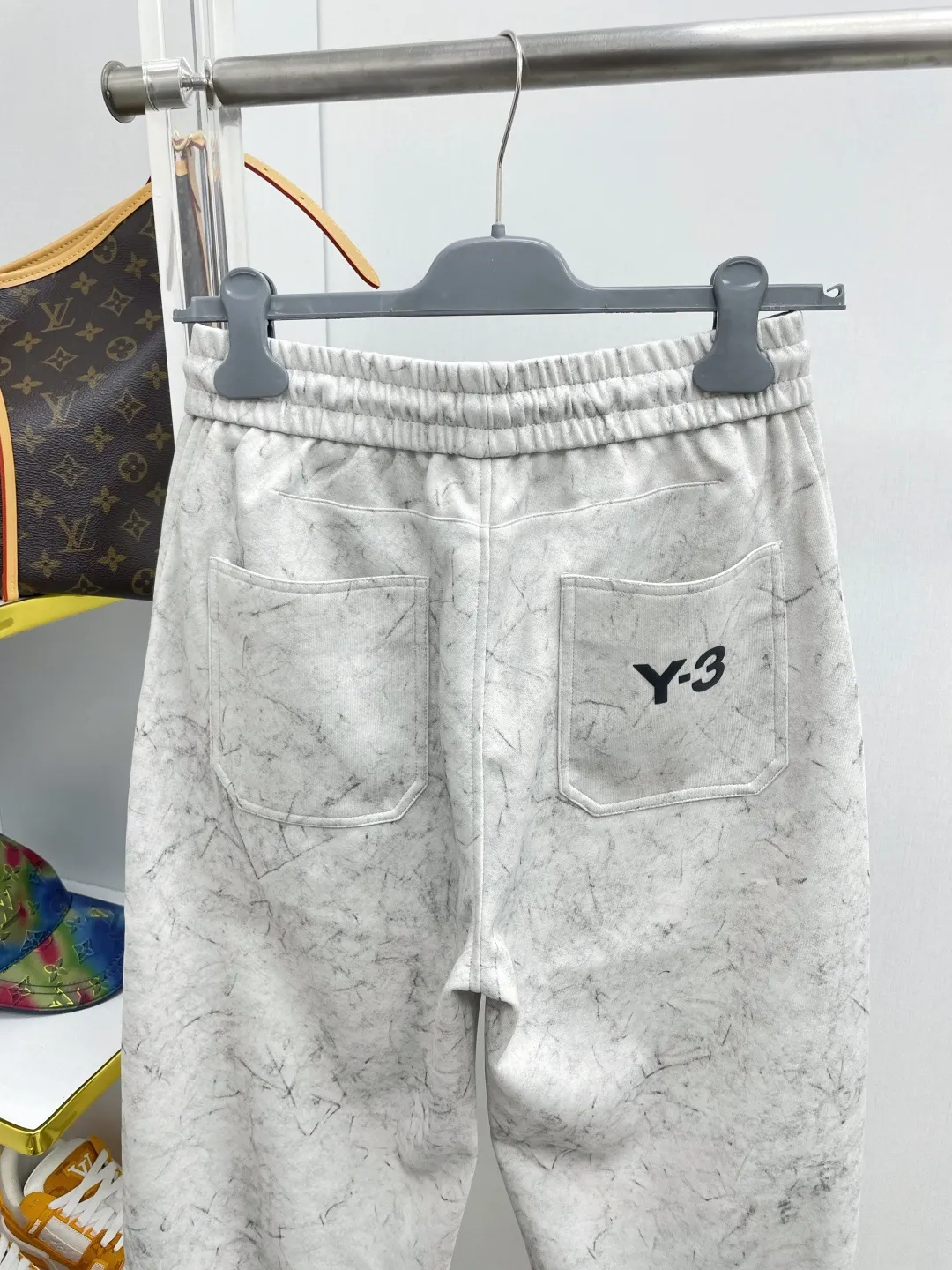 Y 3 Yohji Yamamoto 2026 Autumn and Winter New Arrival brand LOGO casual pants and trousers DD are on sale simultaneously on the official website. Brand Classic LOGO casual pants, customized fabrics, excellent comfort and strong touch. Highly recognisable, perfect appearance and craftsmanship. Size:M-3XL