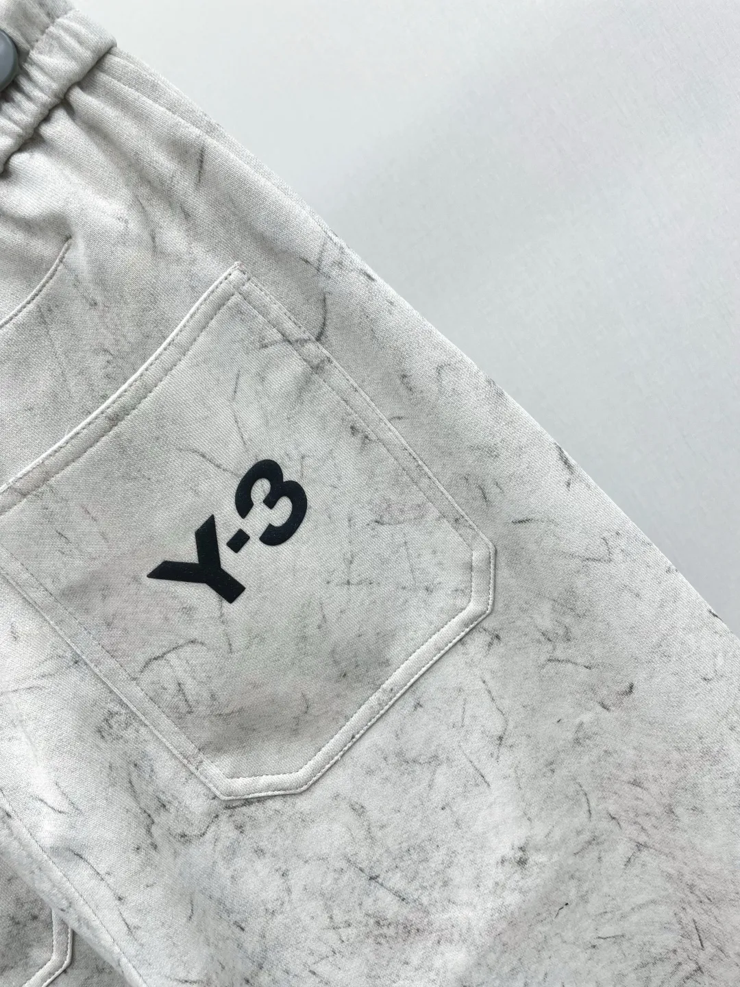 Y 3 Yohji Yamamoto 2026 Autumn and Winter New Arrival brand LOGO casual pants and trousers DD are on sale simultaneously on the official website. Brand Classic LOGO casual pants, customized fabrics, excellent comfort and strong touch. Highly recognisable, perfect appearance and craftsmanship. Size:M-3XL