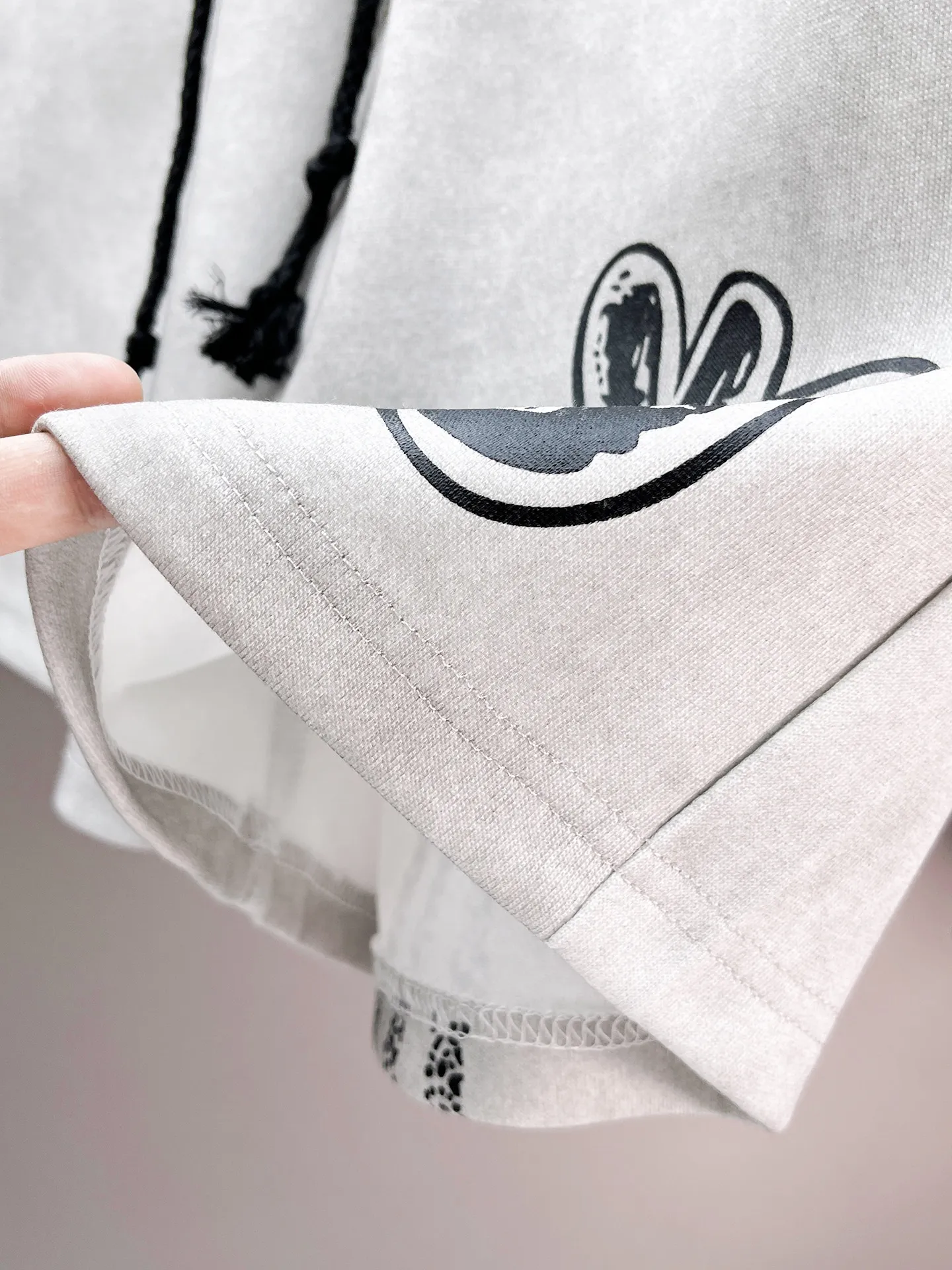 Y 3 Complete three standards 2026 summer New Arrival men's casual shorts, advanced custom-made Breathable fabric Breathable fabric with high elasticity and comfort, impeccable details, top-grade accessories, original logo design concept, delicate and soft feel! The upper body fit is awesome! Size: M-XXXL Please state your height and weight when ordering