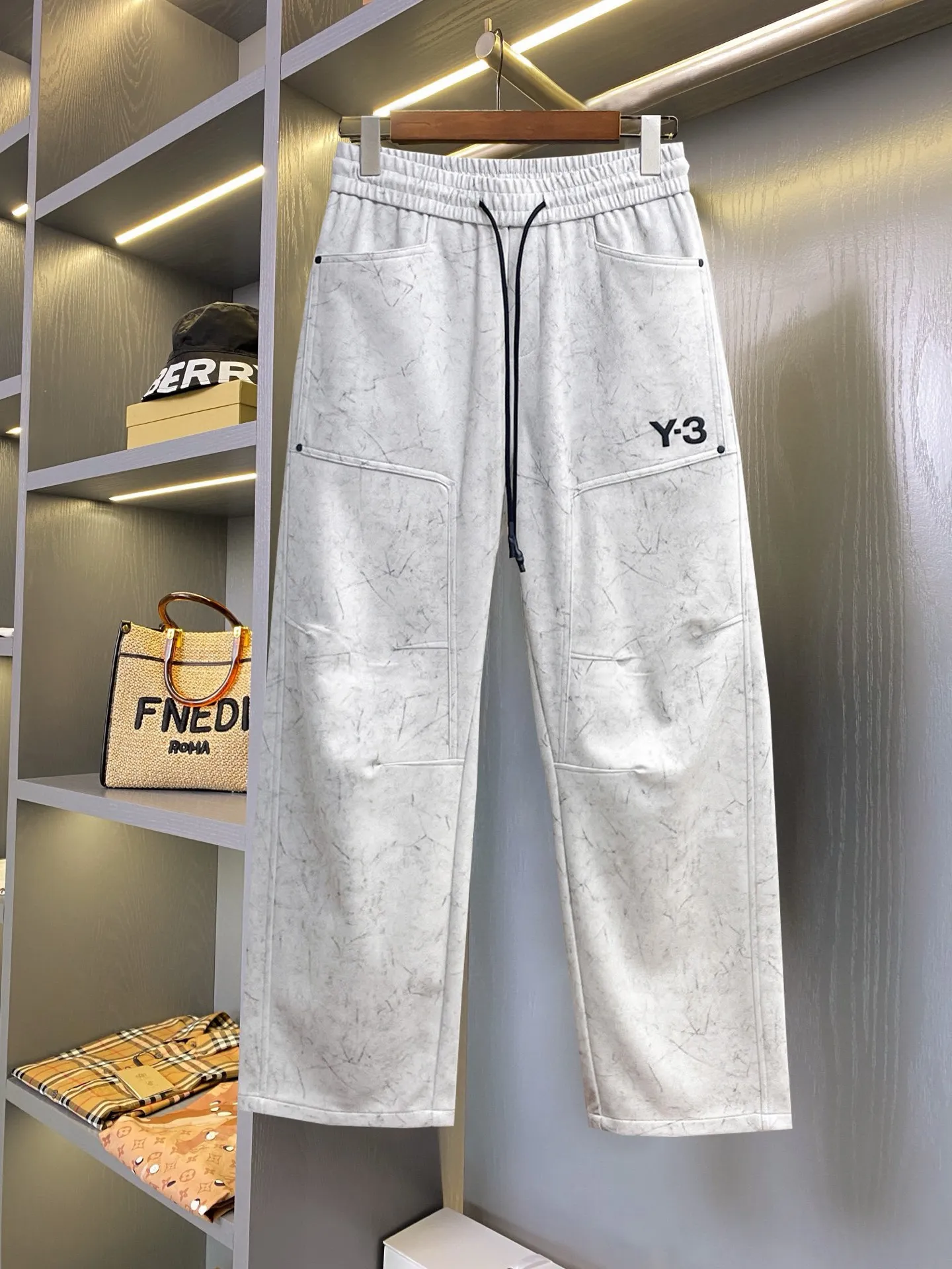 Y 3 🆕2026 Autumn and Winter New Arrival trousers and casual pants🎁 are on sale simultaneously on the official website. Brand Classic LOGO casual pants, customized fabrics, excellent comfort and strong touch. Highly recognisable, perfect appearance and craftsmanship. Size:M-3XL