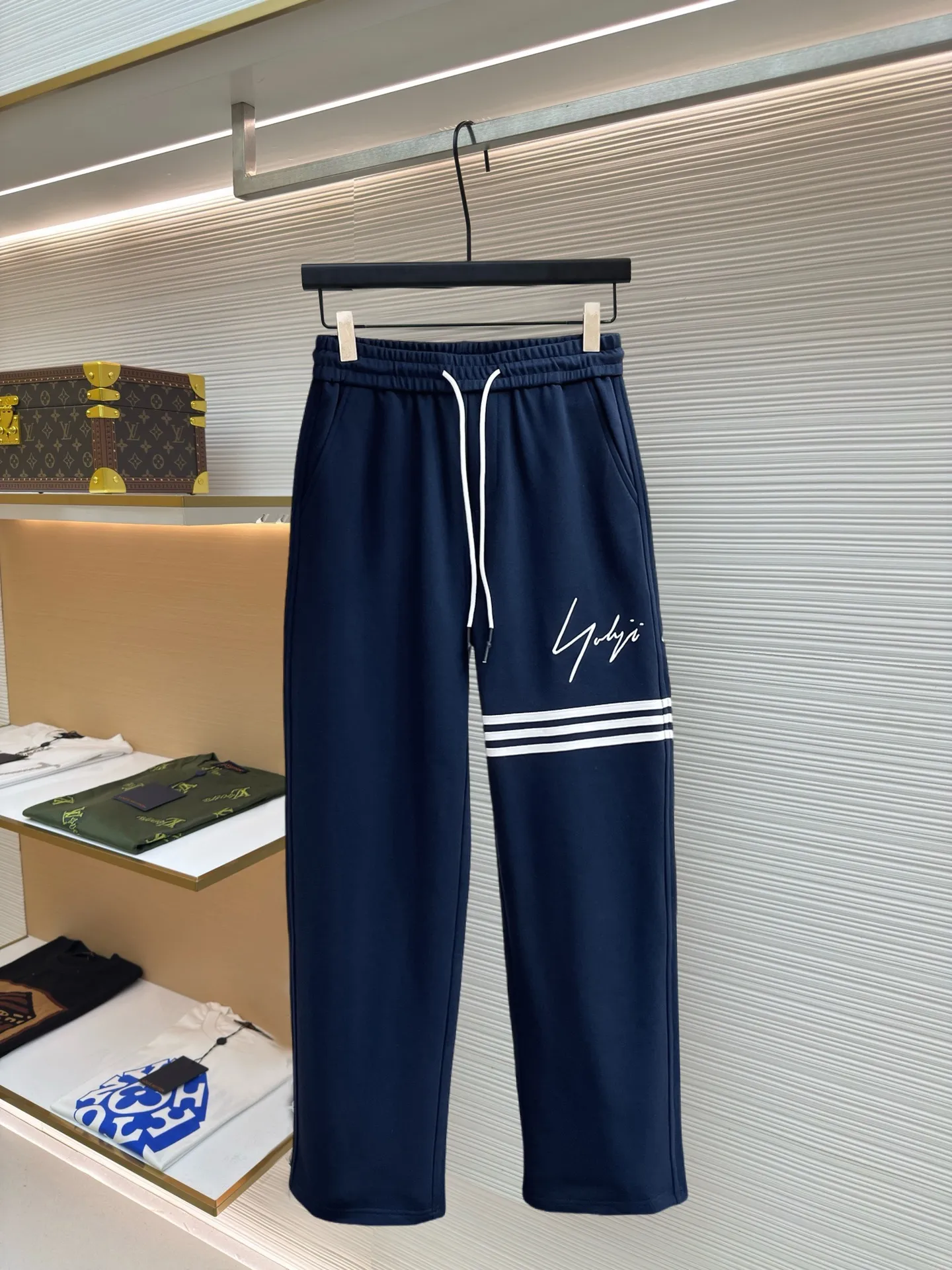 Y 3 [Higher version] The latest products for autumn and winter 2026, available at the counter simultaneously, original goods, fashionable casual trousers and casual pants, using imported original fabrics, top-grade embroidery 🪡 craft letter pattern logo, original hardware accessories decoration, simple yet fashionable, fashionable and handsome upper body, Sizes: M-3XL