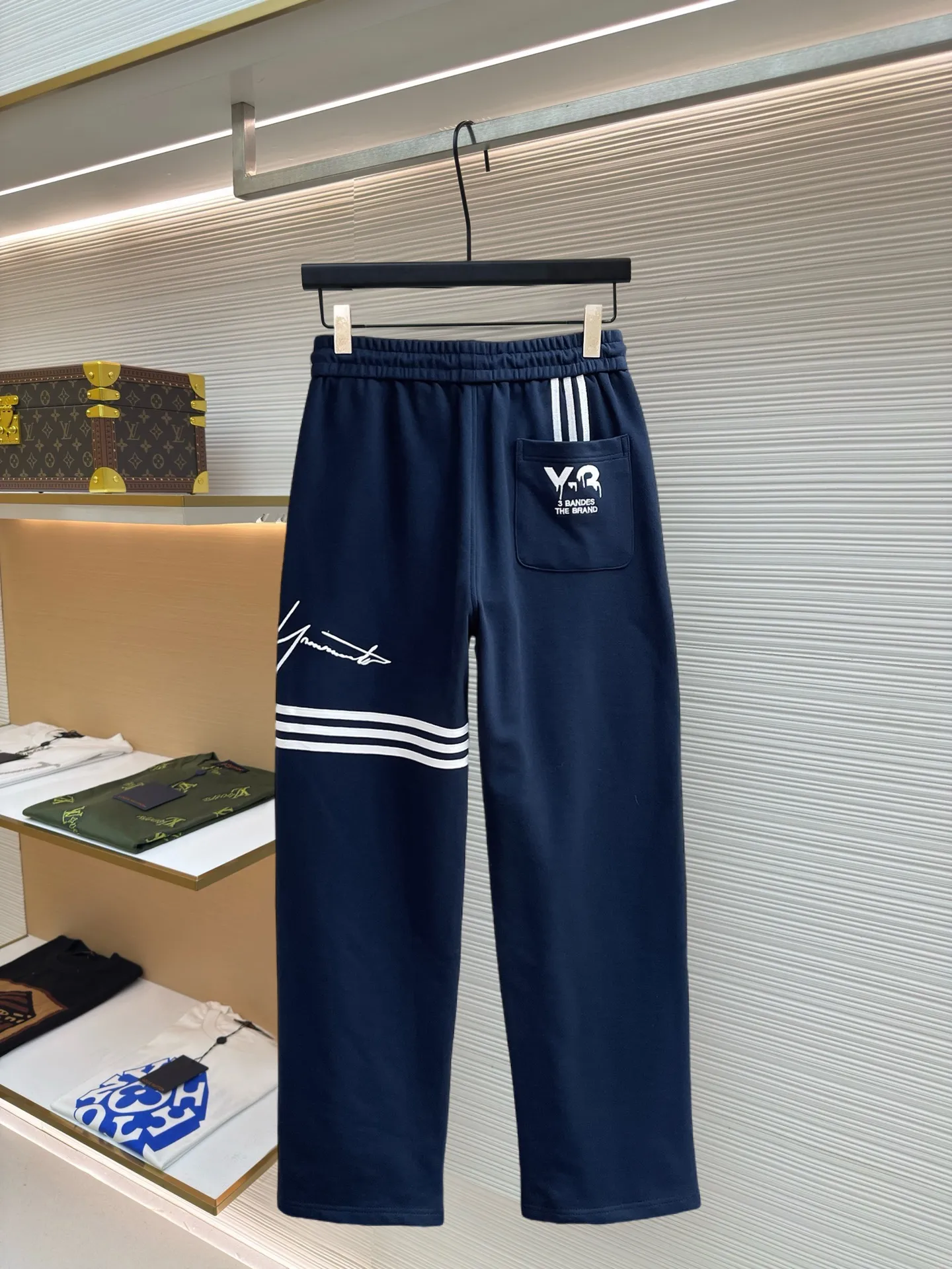 Y 3 [Higher version] The latest products for autumn and winter 2026, available at the counter simultaneously, original goods, fashionable casual trousers and casual pants, using imported original fabrics, top-grade embroidery 🪡 craft letter pattern logo, original hardware accessories decoration, simple yet fashionable, fashionable and handsome upper body, Sizes: M-3XL