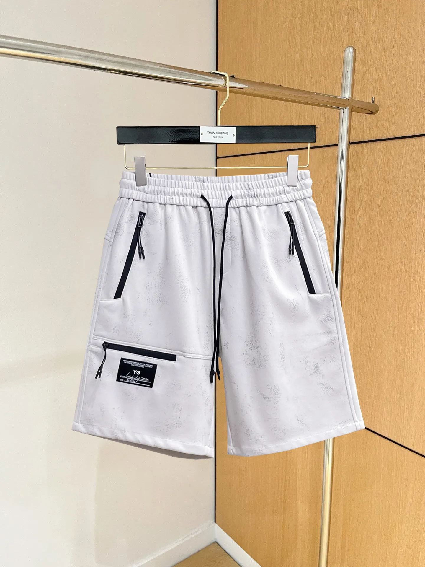 Y 3 Complete three standards 2025 summer New Arrival men's casual shorts, advanced custom-made Breathable fabric Breathable fabric with high stretch and comfort, impeccable details, top-grade accessories, original logo design concept, delicate and soft feel! The upper body fit is awesome! Size: M-XXXL Please state your height and weight when ordering