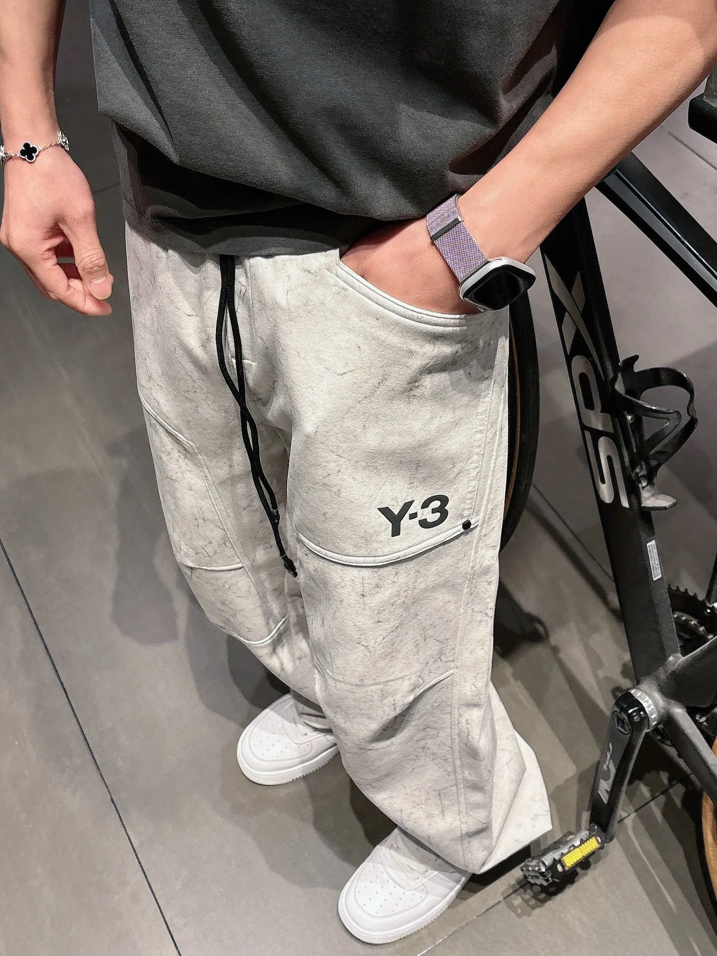Y 3 🆕2026 Autumn and Winter New Arrival trousers and casual pants🎁 are on sale simultaneously on the official website. Brand Classic LOGO casual pants, customized fabrics, excellent comfort and strong touch. Highly recognisable, perfect appearance and craftsmanship. Size:M-3XL