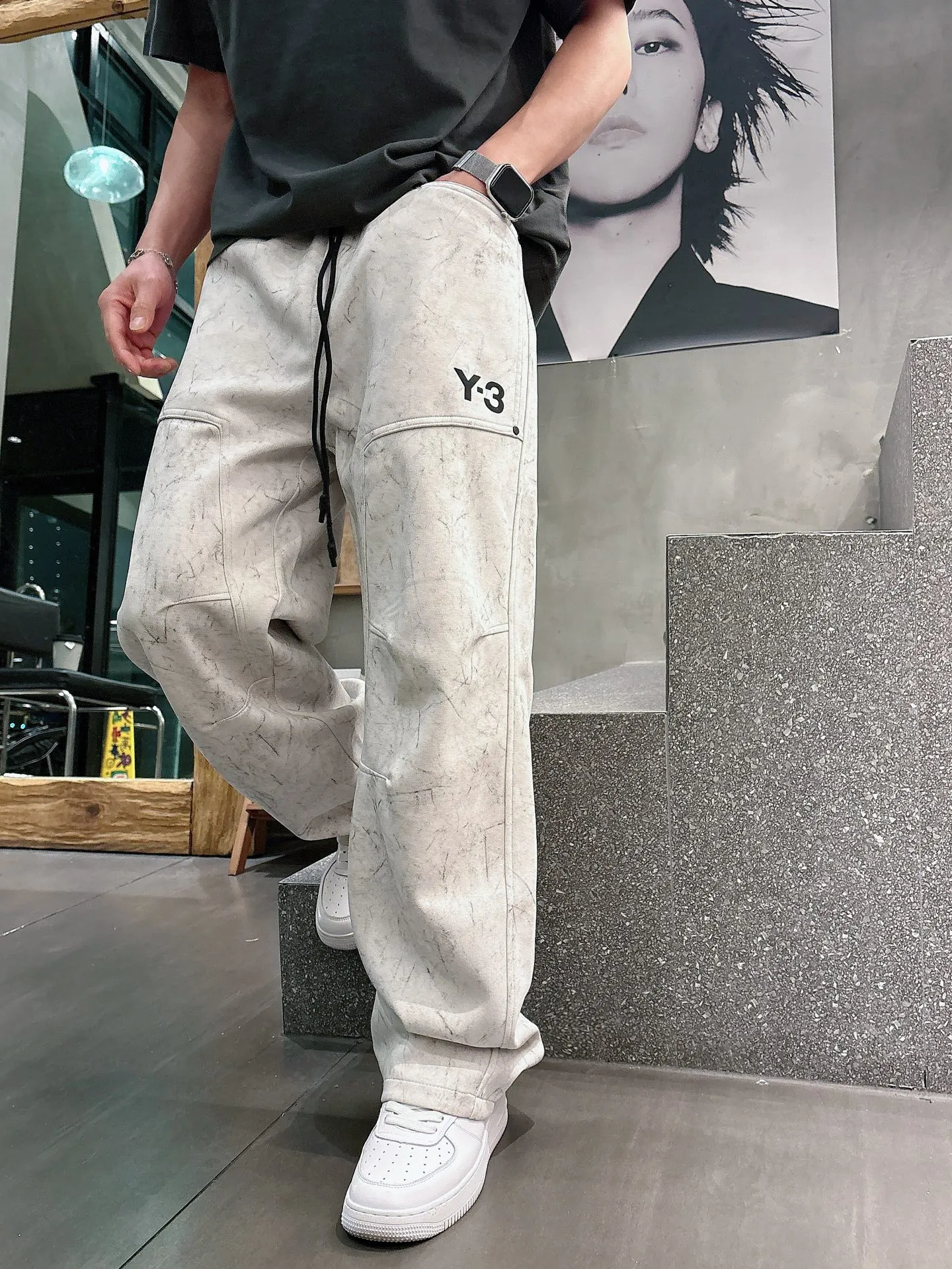 Y 3 🆕2026 Autumn and Winter New Arrival trousers and casual pants🎁 are on sale simultaneously on the official website. Brand Classic LOGO casual pants, customized fabrics, excellent comfort and strong touch. Highly recognisable, perfect appearance and craftsmanship. Size:M-3XL