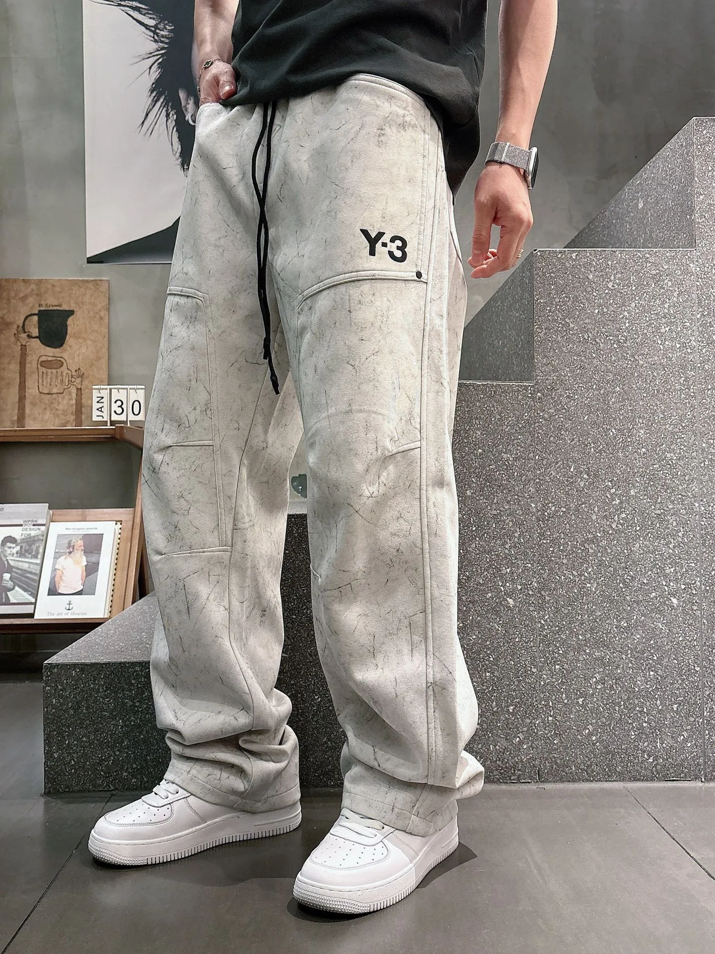 Y 3 🆕2026 Autumn and Winter New Arrival trousers and casual pants🎁 are on sale simultaneously on the official website. Brand Classic LOGO casual pants, customized fabrics, excellent comfort and strong touch. Highly recognisable, perfect appearance and craftsmanship. Size:M-3XL