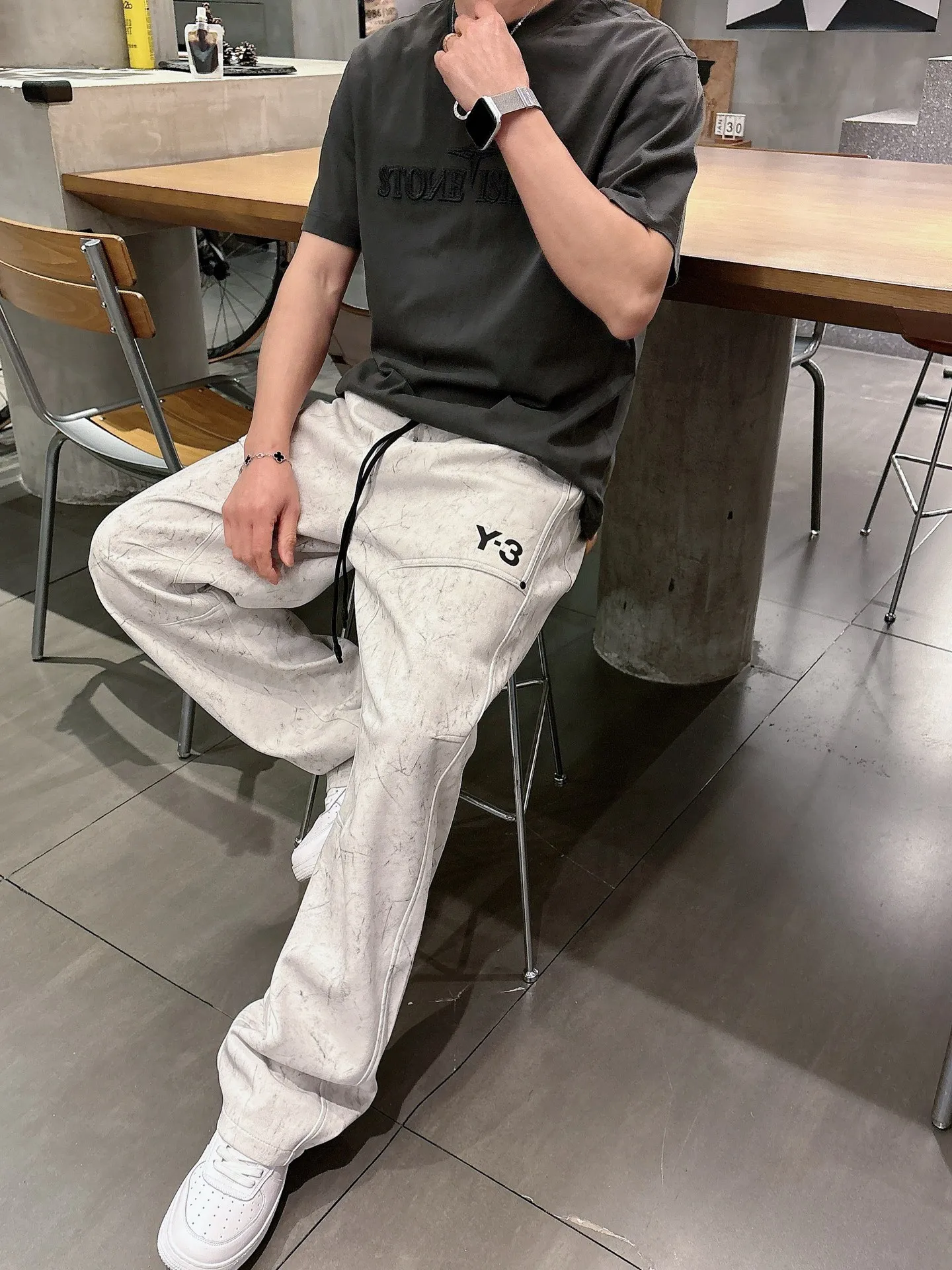 Y 3 🆕2026 Autumn and Winter New Arrival trousers and casual pants🎁 are on sale simultaneously on the official website. Brand Classic LOGO casual pants, customized fabrics, excellent comfort and strong touch. Highly recognisable, perfect appearance and craftsmanship. Size:M-3XL