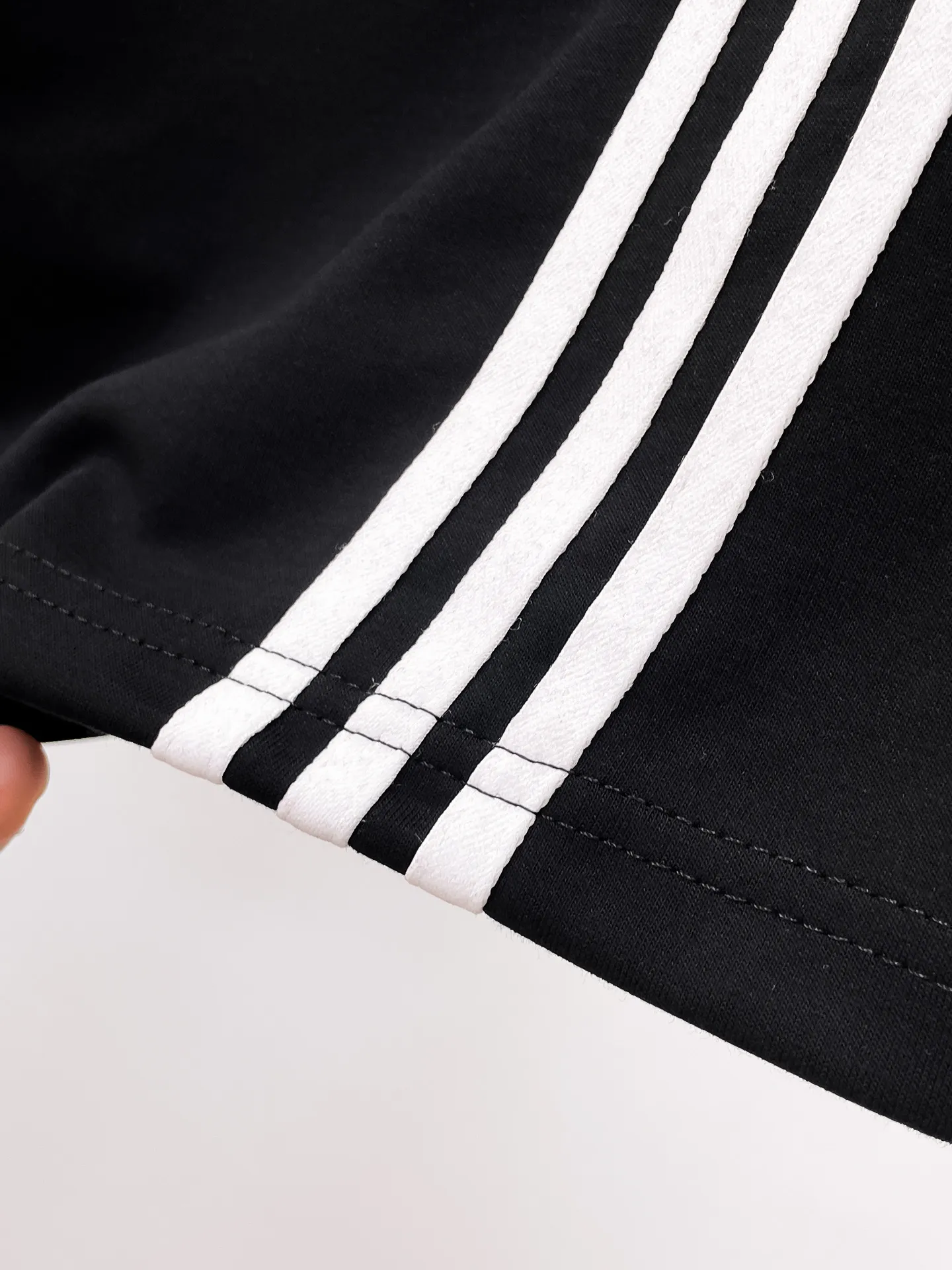 Y 3 Complete three standards 2026 summer New Arrival men's casual shorts, advanced custom-made Breathable fabric Breathable fabric with high elasticity and comfort, impeccable details, top-grade accessories, original logo design concept, delicate and soft feel! The upper body fit is awesome! Size: M-XXXL Please state your height and weight when ordering