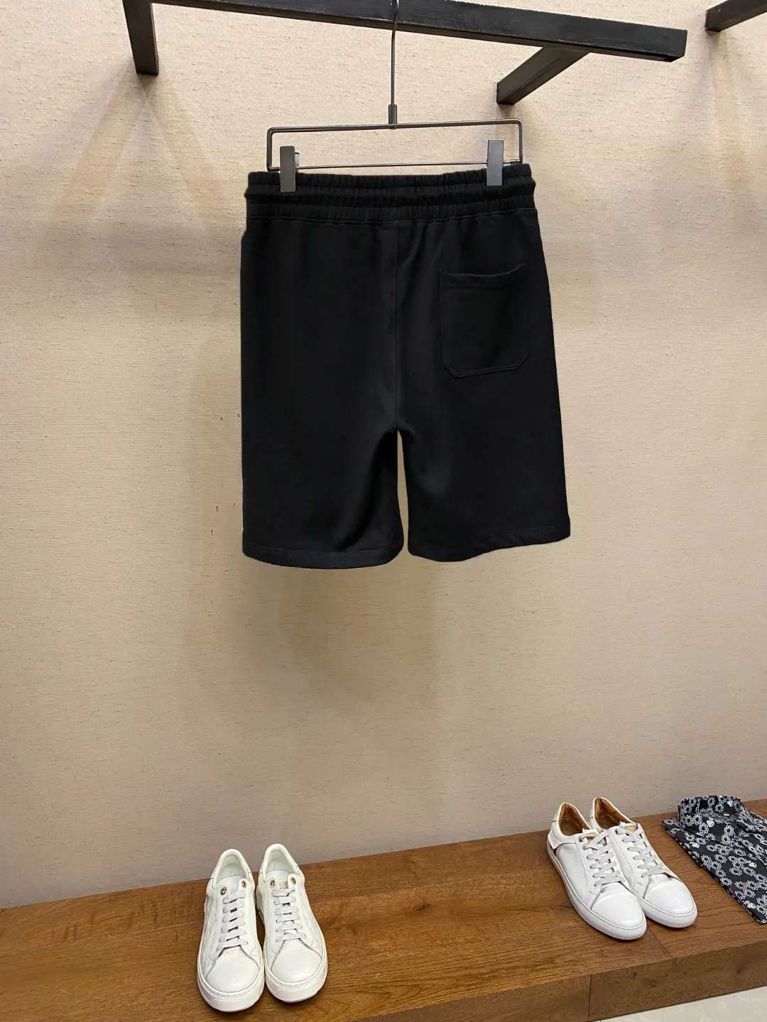 🌟🌟 Y-3 casual shorts # Pure cotton fish scale base fabric The fabric is made of 10S single yarn + 16S double yarn; the top layer is made of 10S single yarn to ensure the surface texture, and the bottom layer is made of 16S double yarn to increase the strength. The surface single yarn is thicker, providing better strength and wear-resistant properties, and is suitable as a support structure for the surface layer. Two-ply threads are stronger, resist pilling, and are often used in base layers to enhance fabric durability. # Mid-waist vertical sports pants style. Loose trousers are not limited to body and leg shapes, and are tolerant and have a strong vertical effect; they are attached to mid-waist straight shorts. Connect the middle pleats and side pockets of the trousers to increase the slack of the trouser legs and facilitate storage of items. The back waist dart directly connects to the single pocket teeth. The corners of the trousers are hand-finished and the elasticity is adjusted by a drawstring. Size：S-XL