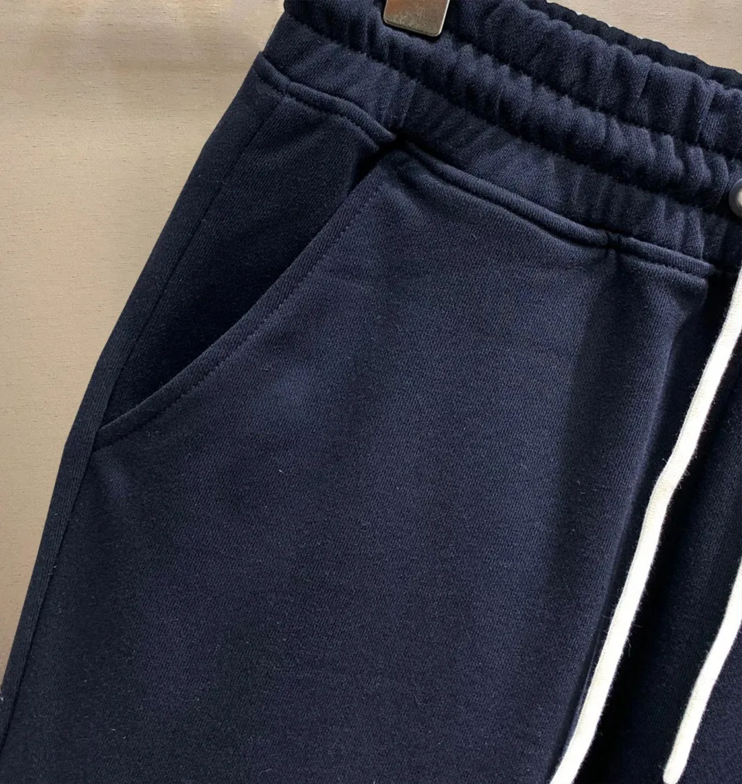 🌟🌟 Y-3 casual shorts # Pure cotton fish scale base fabric The fabric is made of 10S single yarn + 16S double yarn; the top layer is made of 10S single yarn to ensure the surface texture, and the bottom layer is made of 16S double yarn to increase the strength. The surface single yarn is thicker, providing better strength and wear-resistant properties, and is suitable as a support structure for the surface layer. Two-ply threads are stronger, resist pilling, and are often used in base layers to enhance fabric durability. # Mid-waist vertical sports pants style. Loose trousers are not limited to body and leg shapes, and are tolerant and have a strong vertical effect; they are attached to mid-waist straight shorts. Connect the middle pleats and side pockets of the trousers to increase the slack of the trouser legs and facilitate storage of items. The back waist dart directly connects to the single pocket teeth. The corners of the trousers are hand-finished and the elasticity is adjusted by a drawstring. Size：S-XL