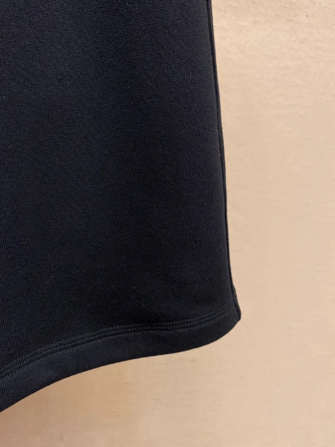 🌟🌟 Y-3 casual shorts # Pure cotton fish scale base fabric The fabric is made of 10S single yarn + 16S double yarn; the top layer is made of 10S single yarn to ensure the surface texture, and the bottom layer is made of 16S double yarn to increase the strength. The surface single yarn is thicker, providing better strength and wear-resistant properties, and is suitable as a support structure for the surface layer. Two-ply threads are stronger, resist pilling, and are often used in base layers to enhance fabric durability. # Mid-waist vertical sports pants style. Loose trousers are not limited to body and leg shapes, and are tolerant and have a strong vertical effect; they are attached to mid-waist straight shorts. Connect the middle pleats and side pockets of the trousers to increase the slack of the trouser legs and facilitate storage of items. The back waist dart directly connects to the single pocket teeth. The corners of the trousers are hand-finished and the elasticity is adjusted by a drawstring. Size：S-XL