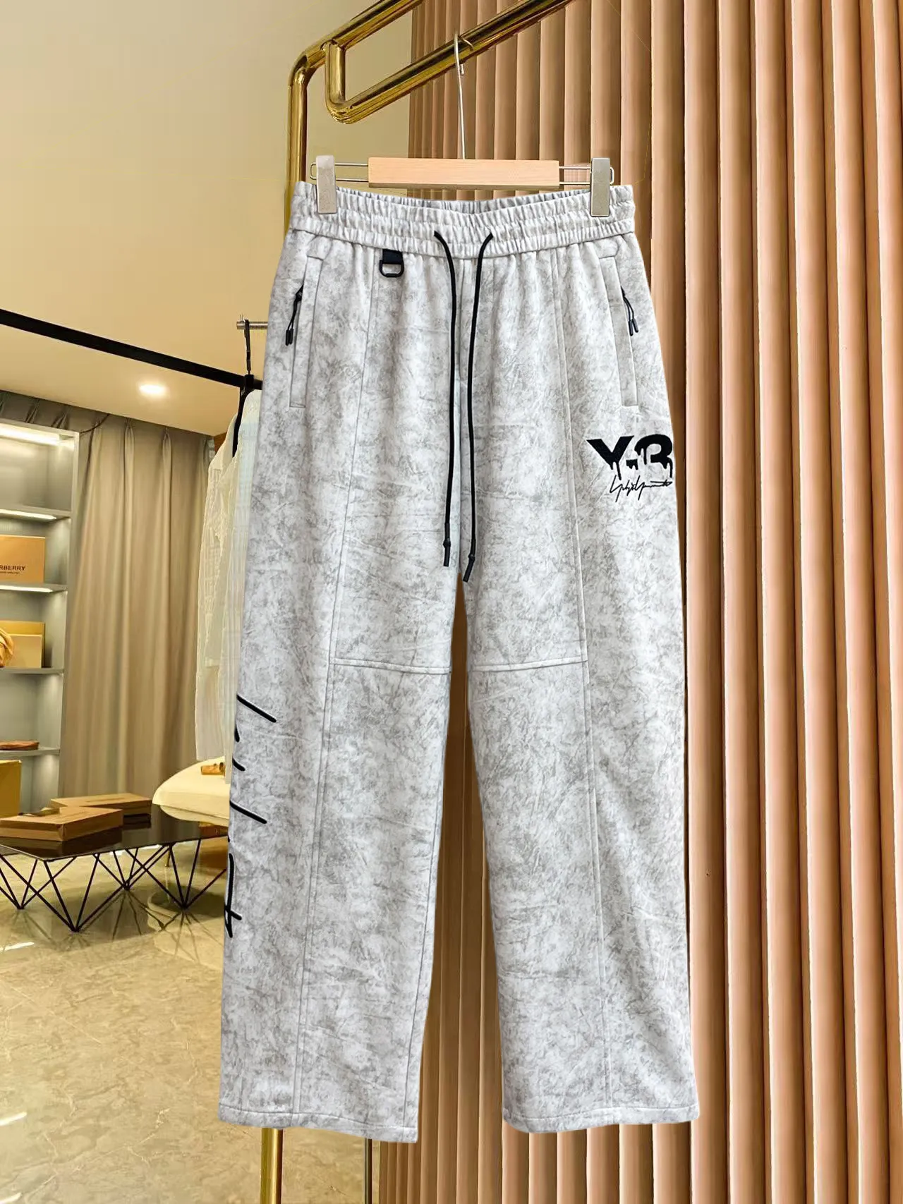 Y 3 [Higher version] The latest products for autumn and winter 2026, available at the counter simultaneously, original goods, fashionable casual trousers and casual pants, using imported original fabrics, top-grade embroidery 🪡 craft letter pattern logo, original hardware accessories decoration, simple yet fashionable, fashionable and handsome upper body, Sizes: M-3XL