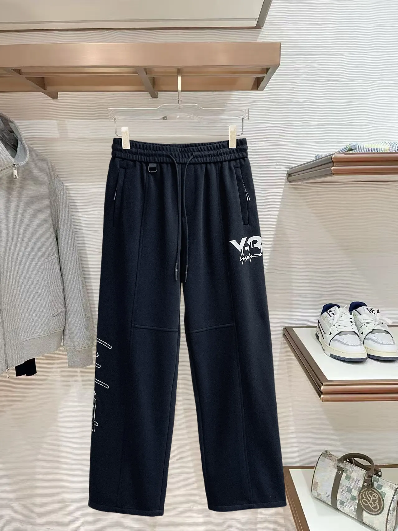 Y 3 [Higher version] The latest products for autumn and winter 2026, available at the counter simultaneously, original goods, fashionable casual trousers and casual pants, using imported original fabrics, top-grade embroidery 🪡 craft letter pattern logo, original hardware accessories decoration, simple yet fashionable, fashionable and handsome upper body, Sizes: M-3XL