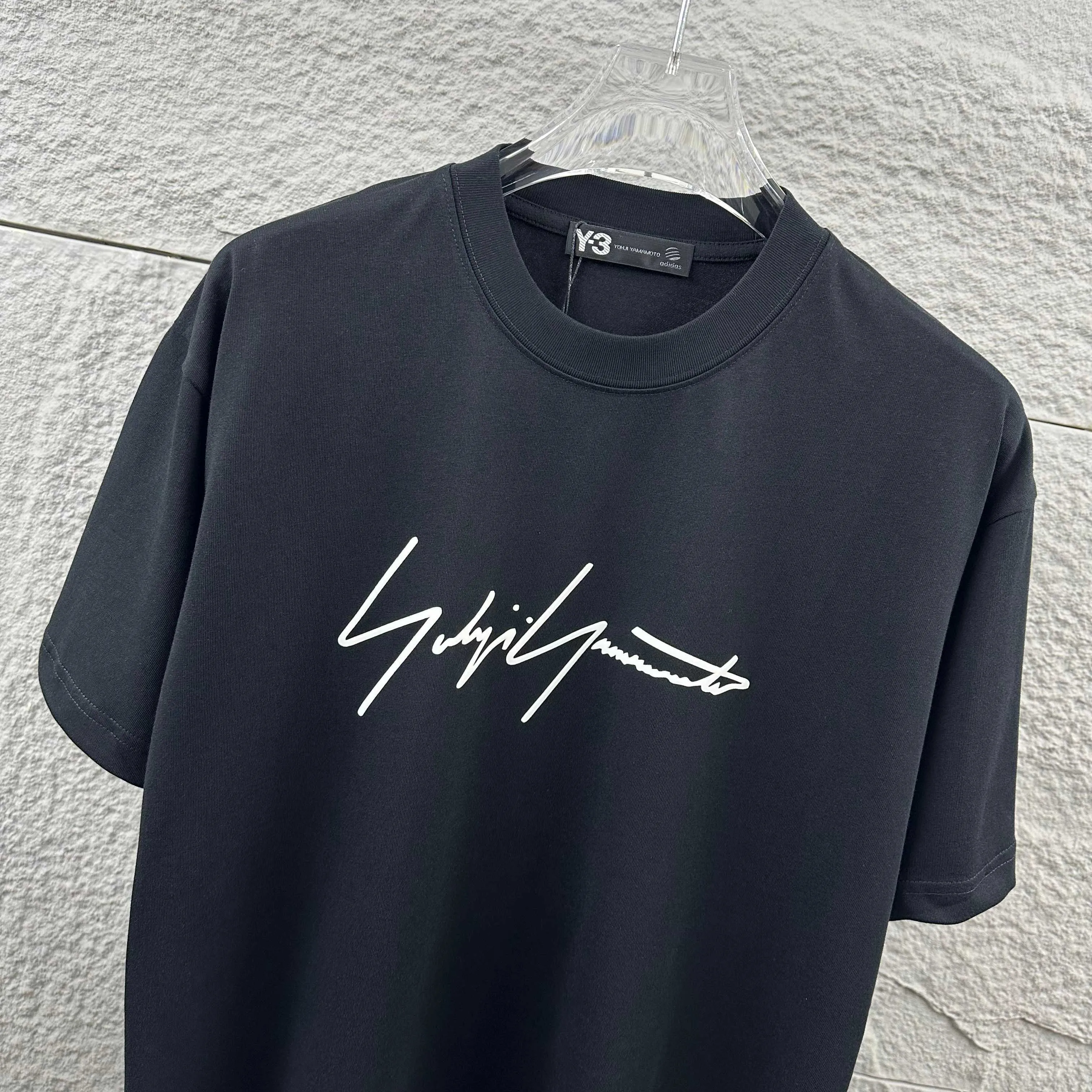 Y 3*Yamamoto*Yoji 2026 Spring and Summer New Arrival Simple signature letters three-dimensional foaming technology Y-3 Customized double yarn plain cotton fabric Short-sleeved T-shirt Men and women Same Style Color: Black White Angora Red Flower Gray Size: S (90-130 pounds) M (120-150 pounds) L (140-165 pounds) XL (160-180 pounds) XXL (180 pounds)