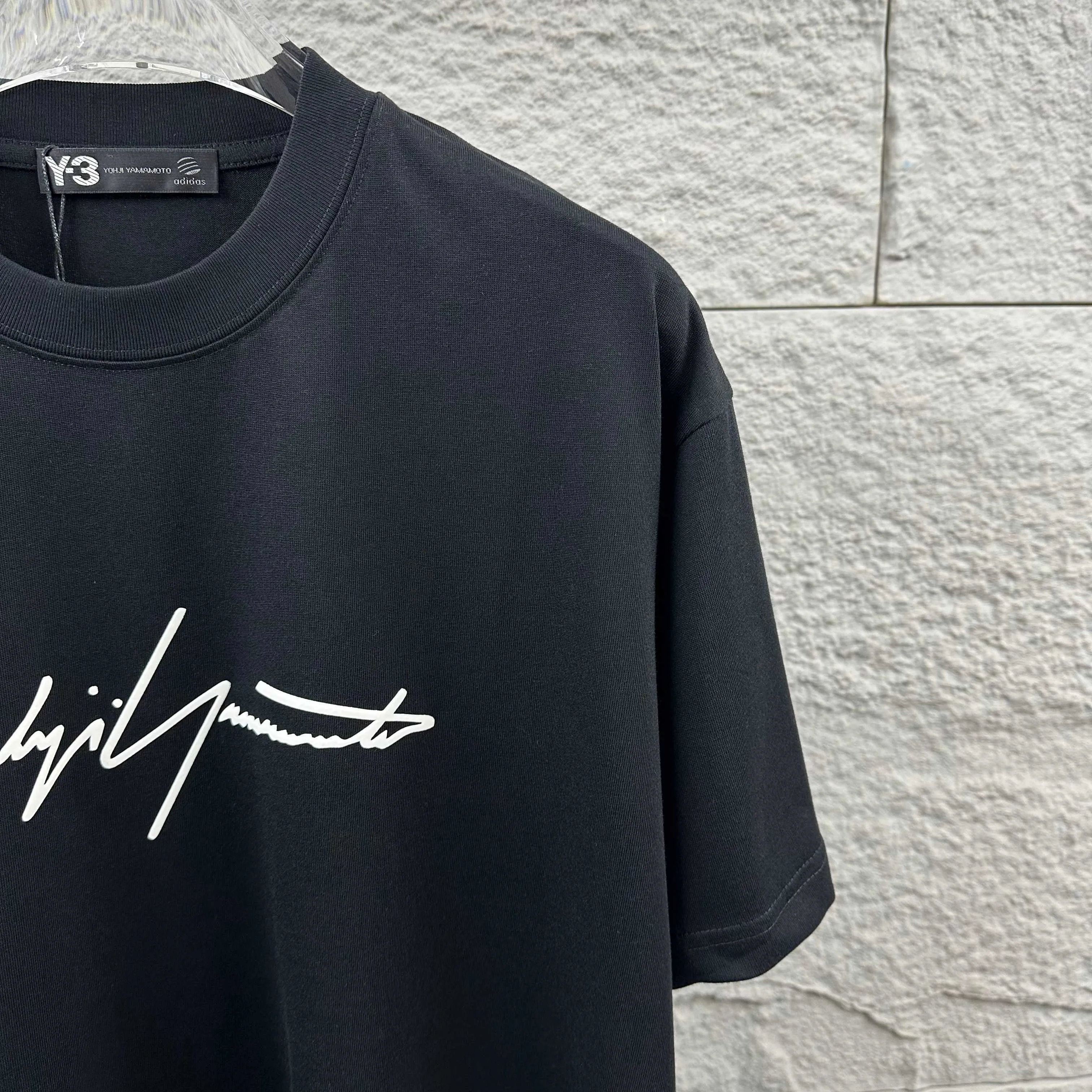 Y 3*Yamamoto*Yoji 2026 Spring and Summer New Arrival Simple signature letters three-dimensional foaming technology Y-3 Customized double yarn plain cotton fabric Short-sleeved T-shirt Men and women Same Style Color: Black White Angora Red Flower Gray Size: S (90-130 pounds) M (120-150 pounds) L (140-165 pounds) XL (160-180 pounds) XXL (180 pounds)