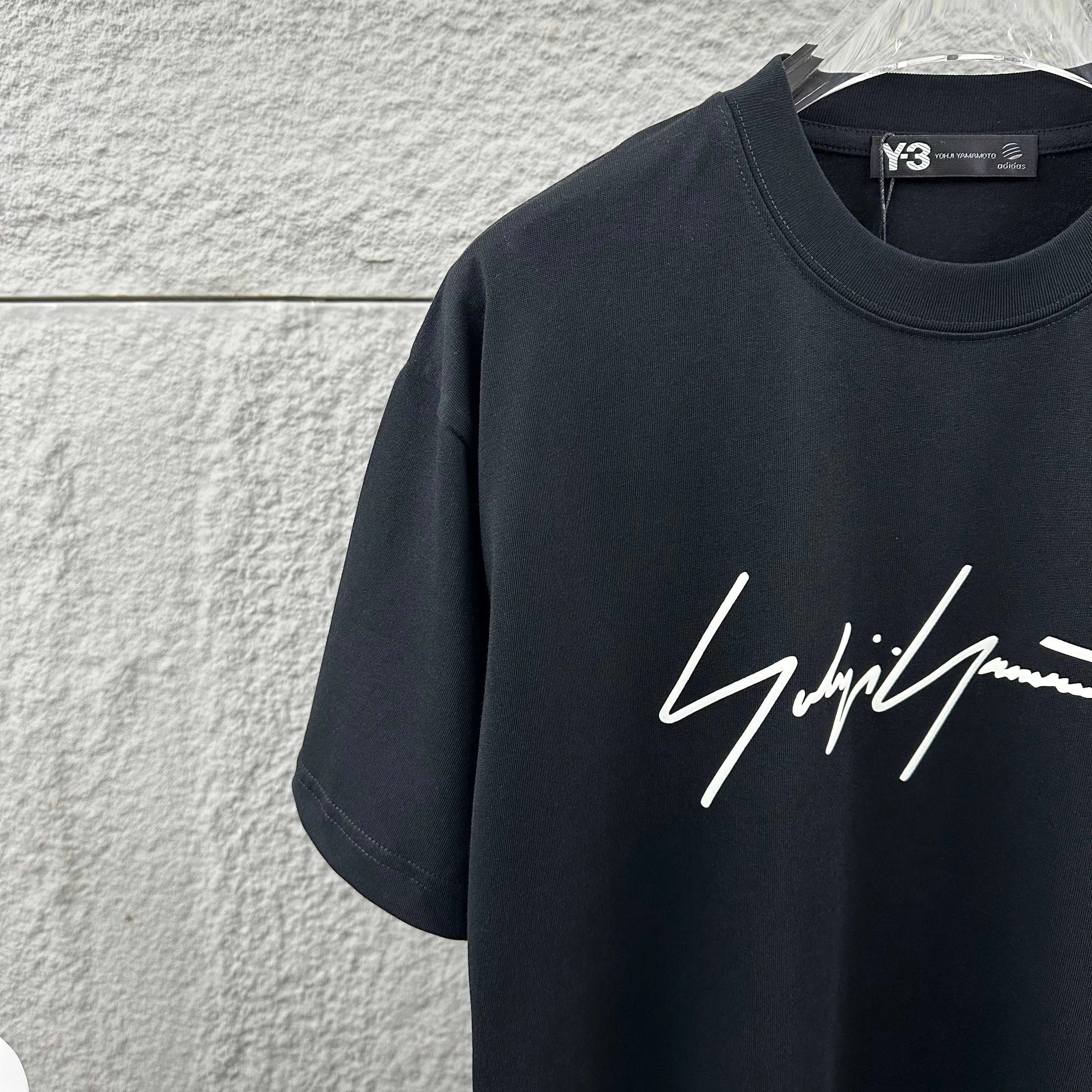 Y 3*Yamamoto*Yoji 2026 Spring and Summer New Arrival Simple signature letters three-dimensional foaming technology Y-3 Customized double yarn plain cotton fabric Short-sleeved T-shirt Men and women Same Style Color: Black White Angora Red Flower Gray Size: S (90-130 pounds) M (120-150 pounds) L (140-165 pounds) XL (160-180 pounds) XXL (180 pounds)