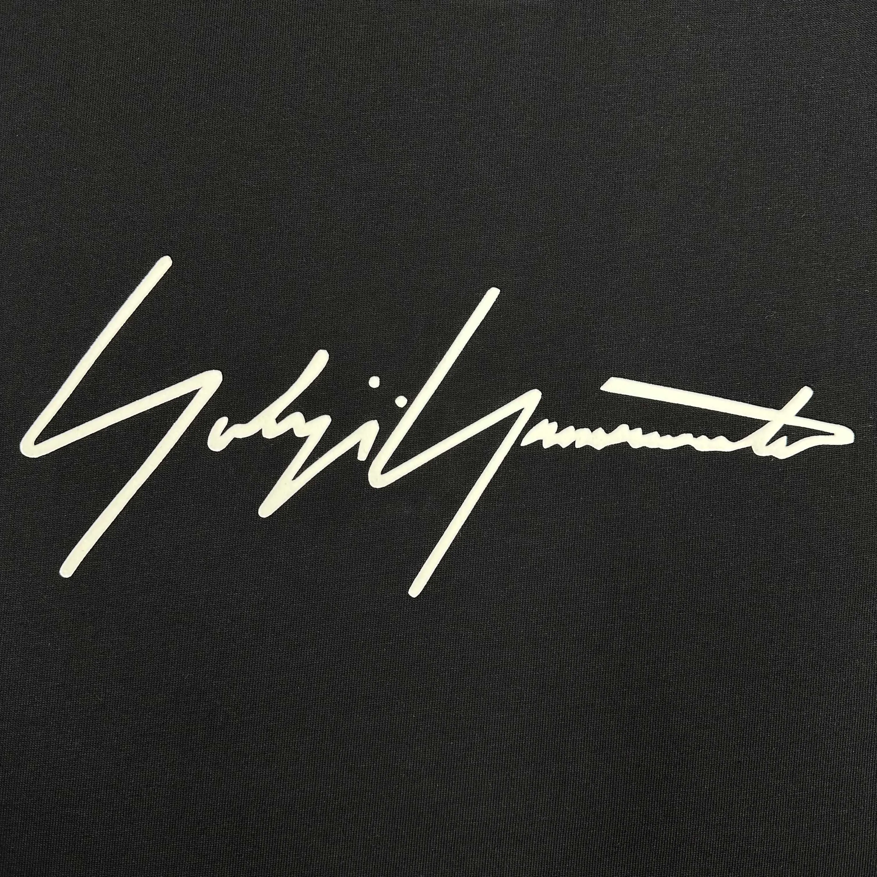 Y 3*Yamamoto*Yoji 2026 Spring and Summer New Arrival Simple signature letters three-dimensional foaming technology Y-3 Customized double yarn plain cotton fabric Short-sleeved T-shirt Men and women Same Style Color: Black White Angora Red Flower Gray Size: S (90-130 pounds) M (120-150 pounds) L (140-165 pounds) XL (160-180 pounds) XXL (180 pounds)