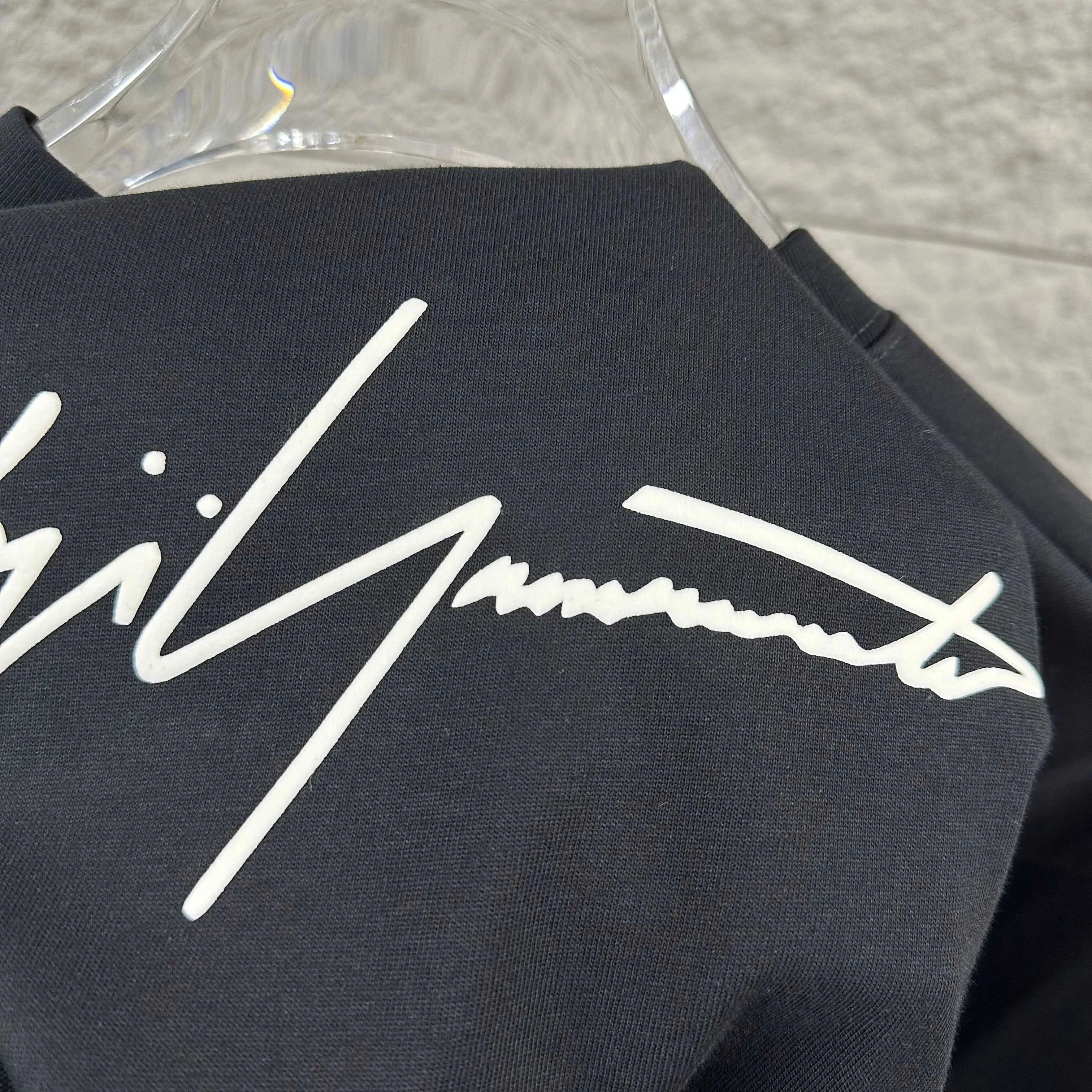 Y 3*Yamamoto*Yoji 2026 Spring and Summer New Arrival Simple signature letters three-dimensional foaming technology Y-3 Customized double yarn plain cotton fabric Short-sleeved T-shirt Men and women Same Style Color: Black White Angora Red Flower Gray Size: S (90-130 pounds) M (120-150 pounds) L (140-165 pounds) XL (160-180 pounds) XXL (180 pounds)
