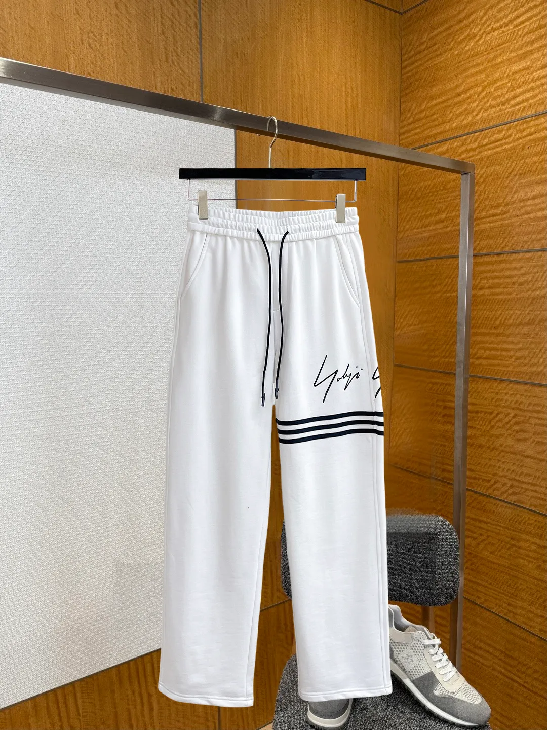 Y 3 [Higher version] The latest products for autumn and winter 2026, available at the counter simultaneously, original goods, fashionable casual trousers and casual pants, using imported original fabrics, top-grade embroidery 🪡 craft letter pattern logo, original hardware accessories decoration, simple yet fashionable, fashionable and handsome upper body, Sizes: M-3XL