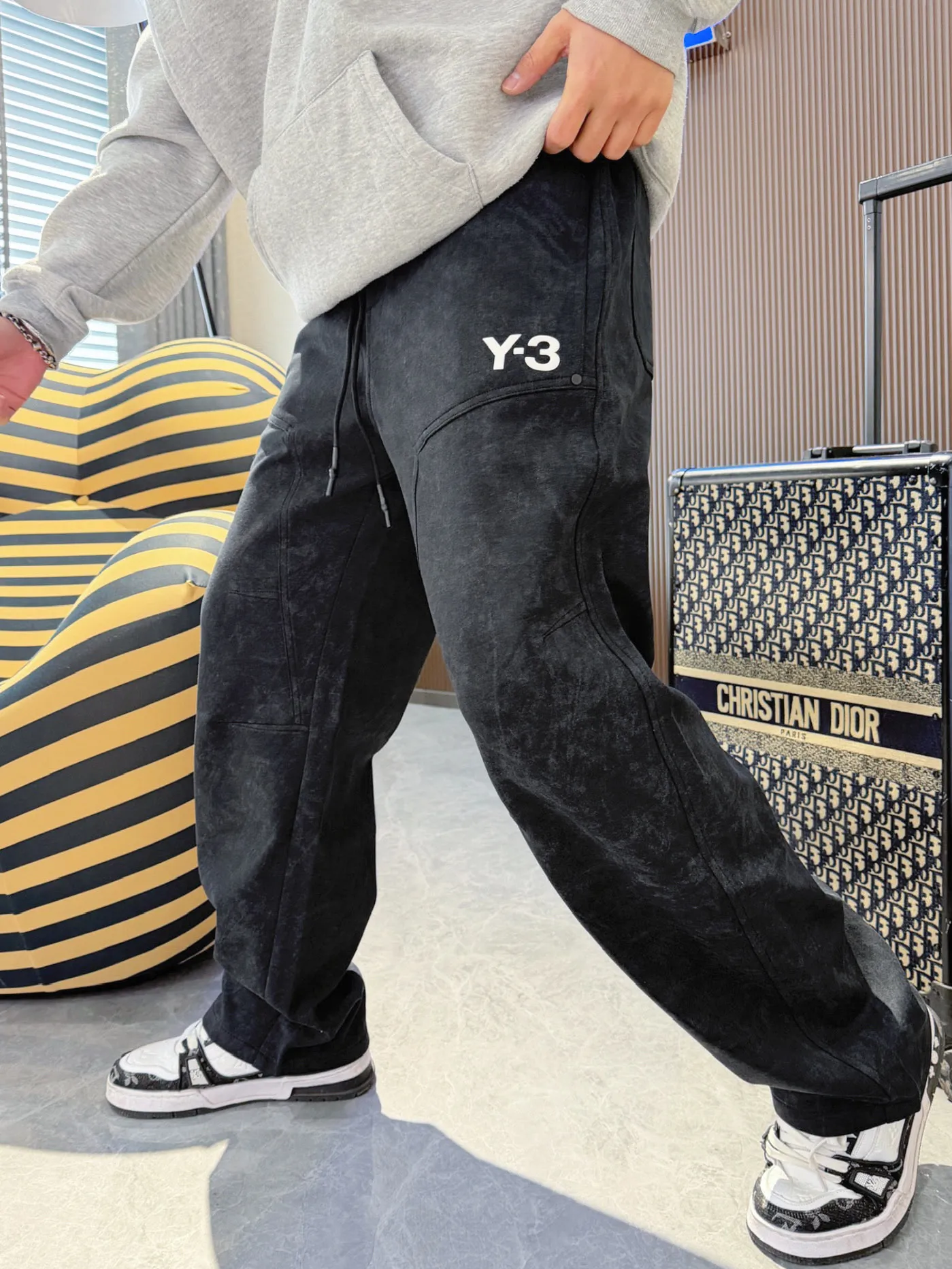Y 3 🆕2026 Autumn and Winter New Arrival trousers and casual pants🎁 are on sale simultaneously on the official website. Brand Classic LOGO casual pants, customized fabrics, excellent comfort and strong touch. Highly recognisable, perfect appearance and craftsmanship. Size:M-3XL
