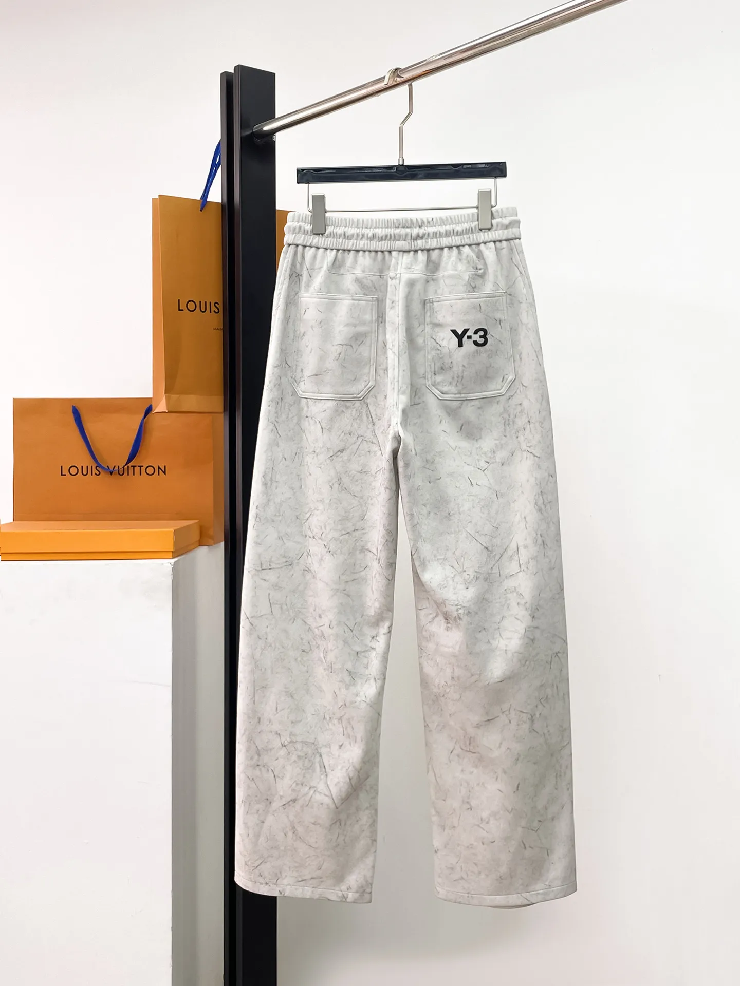 Y 3 🆕2026 Autumn and Winter New Arrival trousers and casual pants🎁 are on sale simultaneously on the official website. Brand Classic LOGO casual pants, customized fabrics, excellent comfort and strong touch. Highly recognisable, perfect appearance and craftsmanship. Size:M-3XL