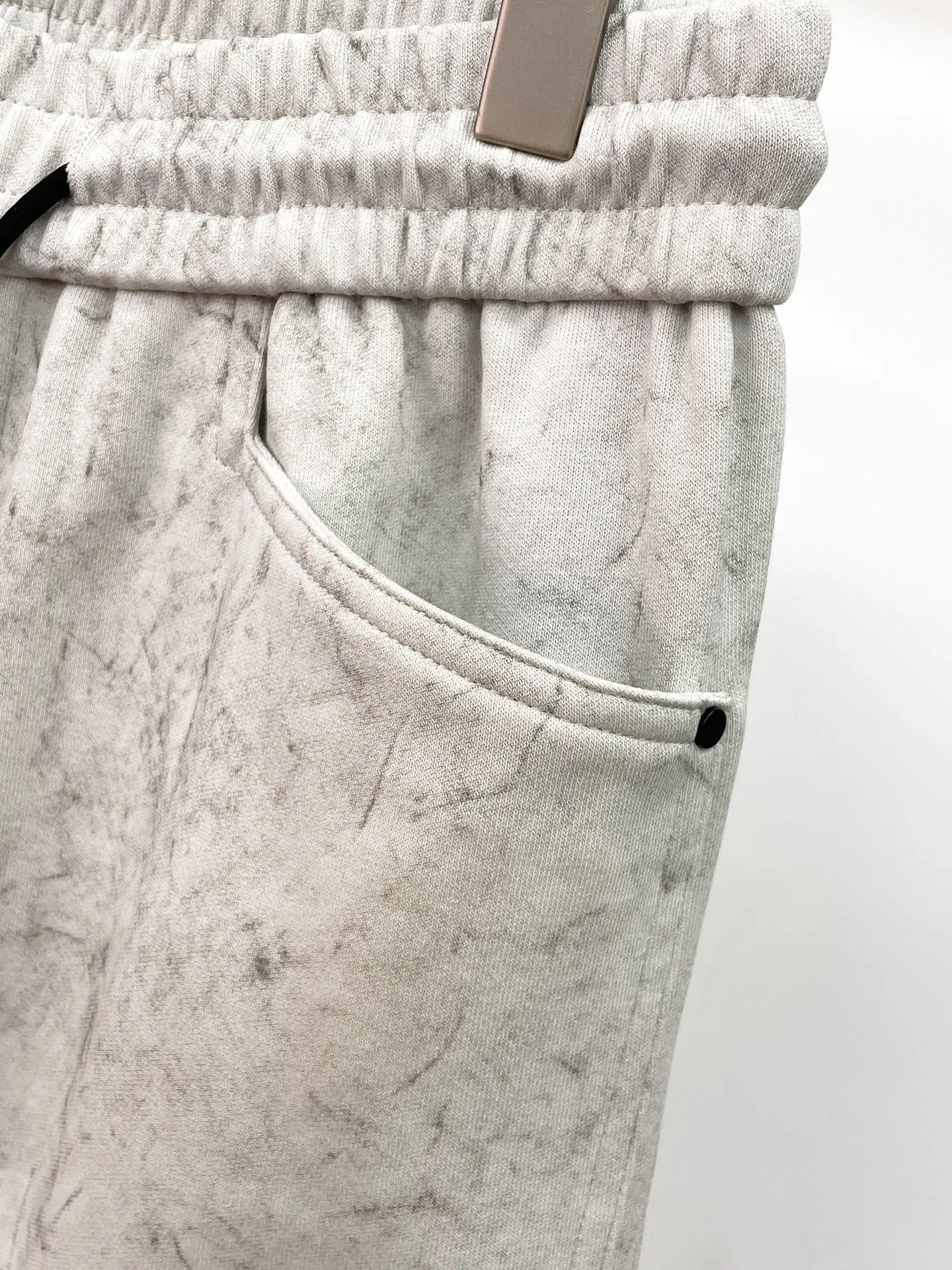 Y 3 🆕2026 Autumn and Winter New Arrival trousers and casual pants🎁 are on sale simultaneously on the official website. Brand Classic LOGO casual pants, customized fabrics, excellent comfort and strong touch. Highly recognisable, perfect appearance and craftsmanship. Size:M-3XL