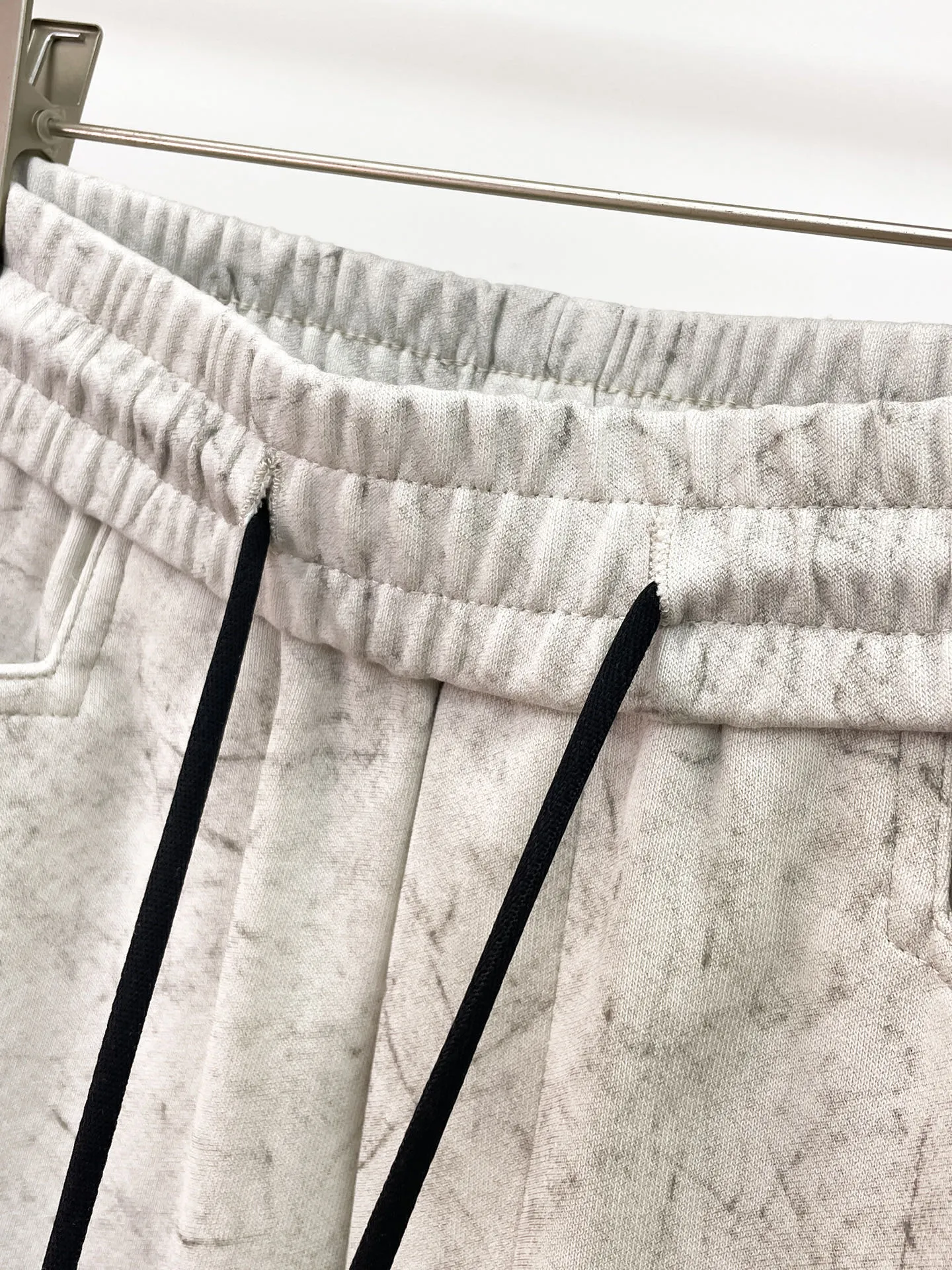 Y 3 🆕2026 Autumn and Winter New Arrival trousers and casual pants🎁 are on sale simultaneously on the official website. Brand Classic LOGO casual pants, customized fabrics, excellent comfort and strong touch. Highly recognisable, perfect appearance and craftsmanship. Size:M-3XL