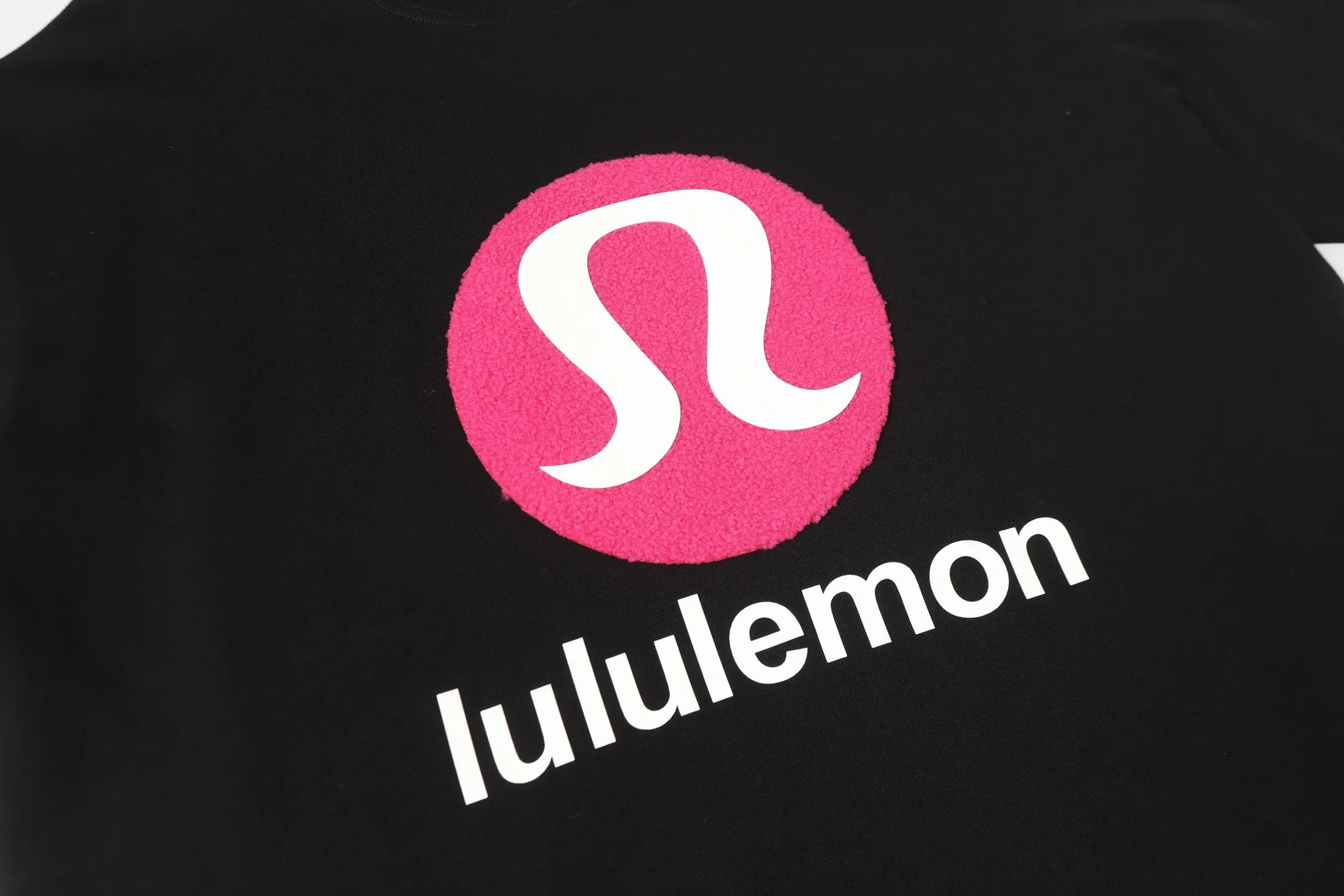 ￼ Lululemon/ 25ss logo T Os Same Style Sizes：XS S M L ：Black White