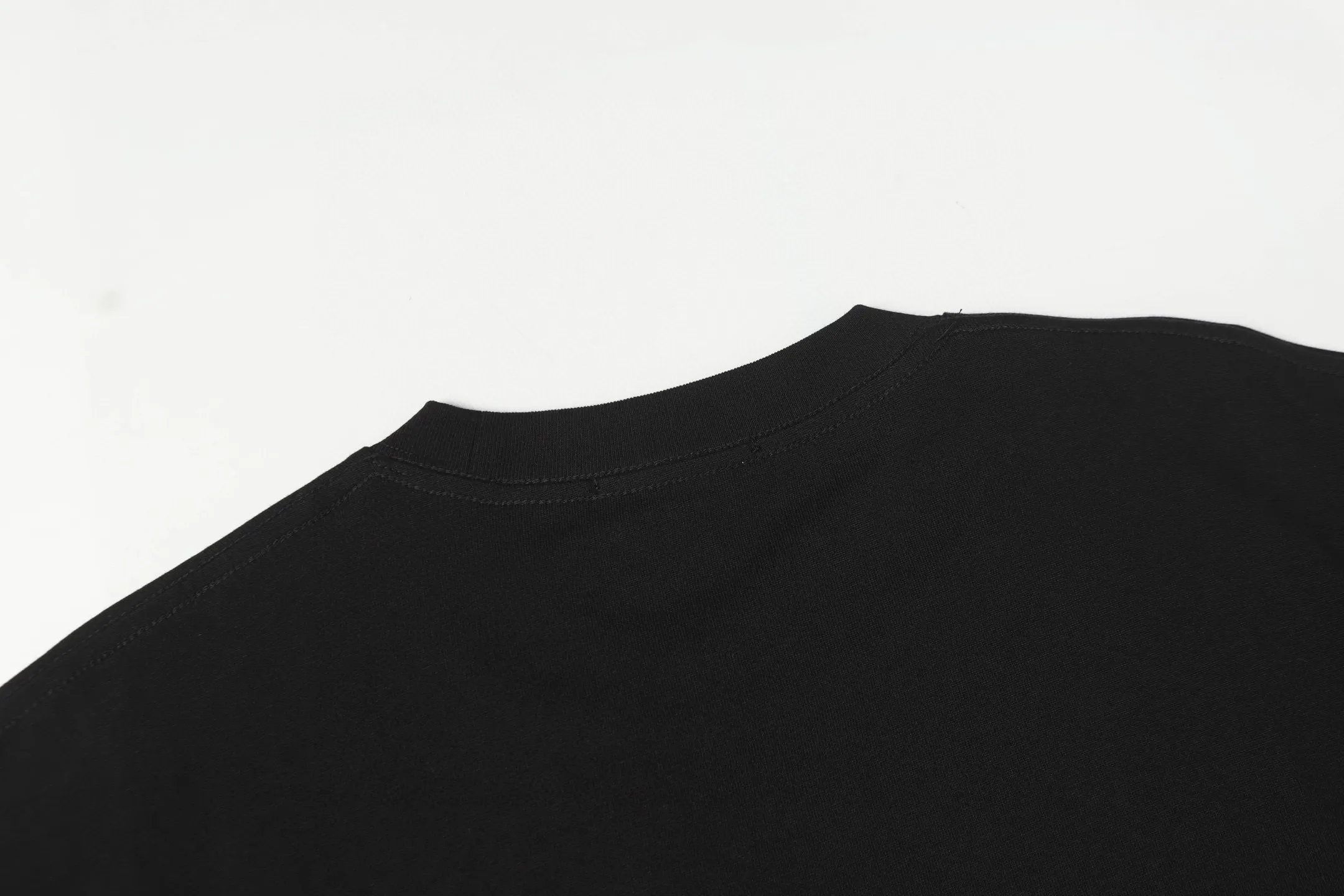 ￼ Lululemon/ 25ss logo T Os Same Style Sizes：XS S M L ：Black White