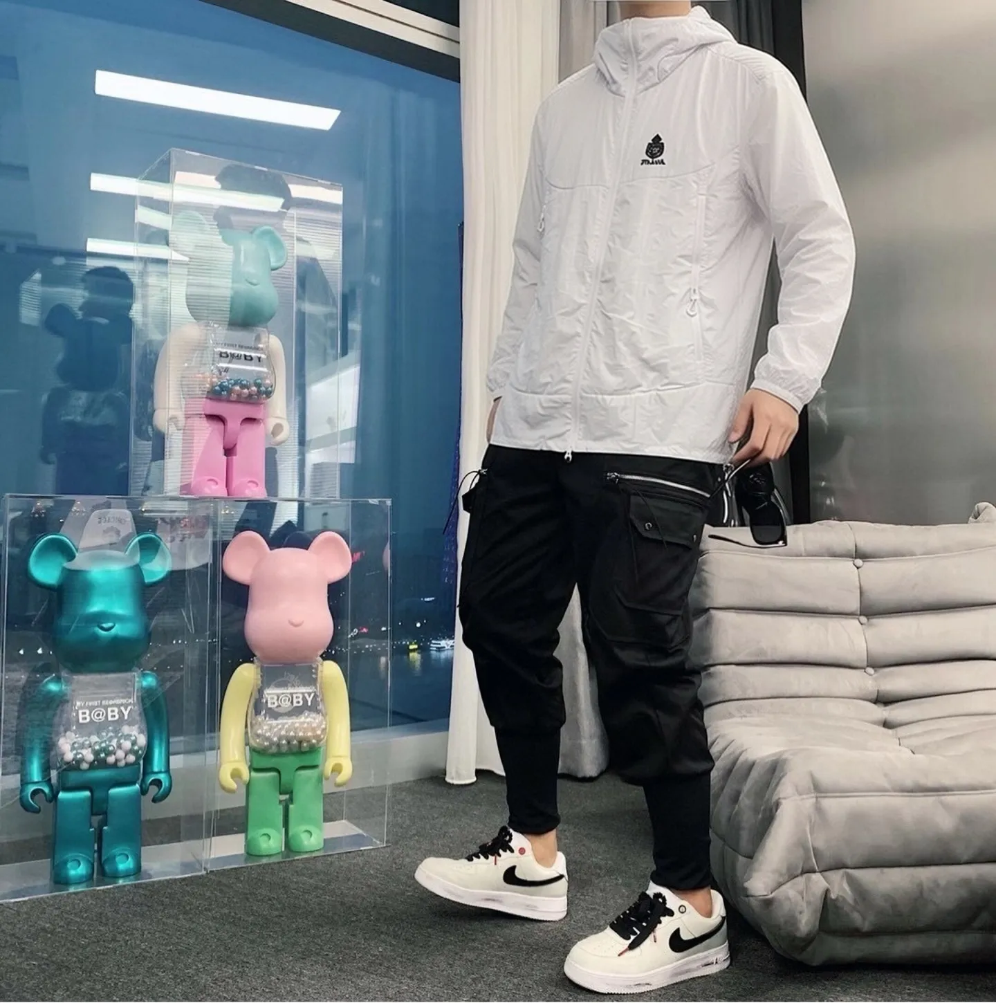 ✔