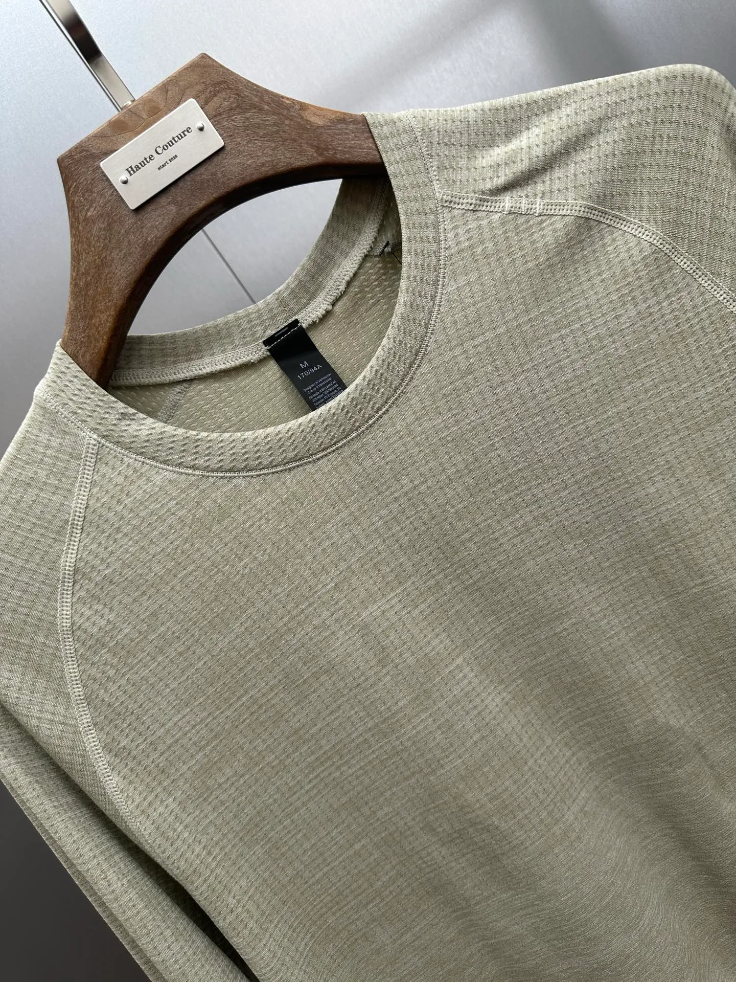 130 Lululemon/ Metal Vent Tech™ T ， 。 X-STATIC® Silverescent™ ， ， Breathable 、 。 , ， ， 。 、 ， Quality ， 。 ， , 。 ：Gray，Black， Sizes：M-2x L