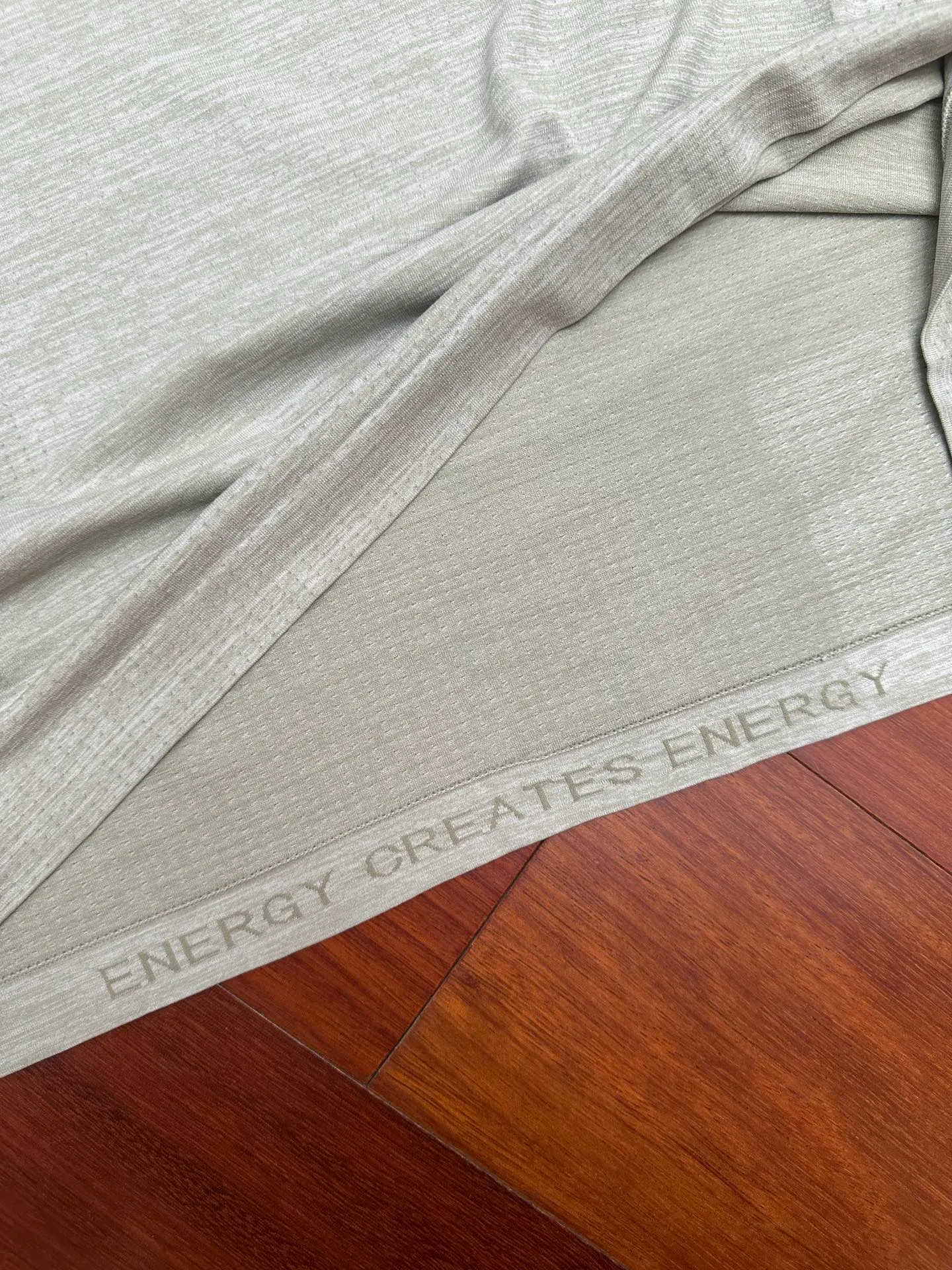 130 Lululemon/ Metal Vent Tech™ T ， 。 X-STATIC® Silverescent™ ， ， Breathable 、 。 , ， ， 。 、 ， Quality ， 。 ， , 。 ：Gray，Black， Sizes：M-2x L