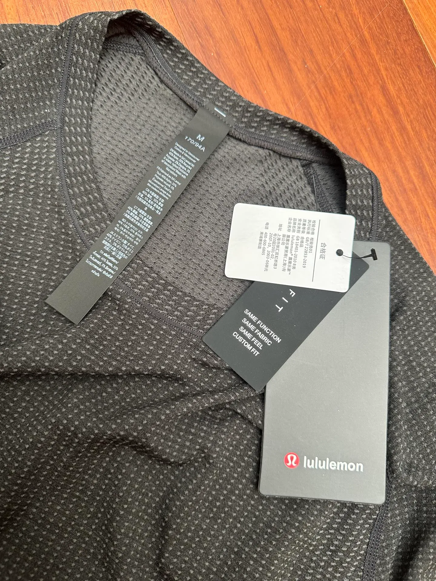 130 Lululemon/ Metal Vent Tech™ T ， 。 X-STATIC® Silverescent™ ， ， Breathable 、 。 , ， ， 。 、 ， Quality ， 。 ， , 。 ：Gray，Black， Sizes：M-2x L